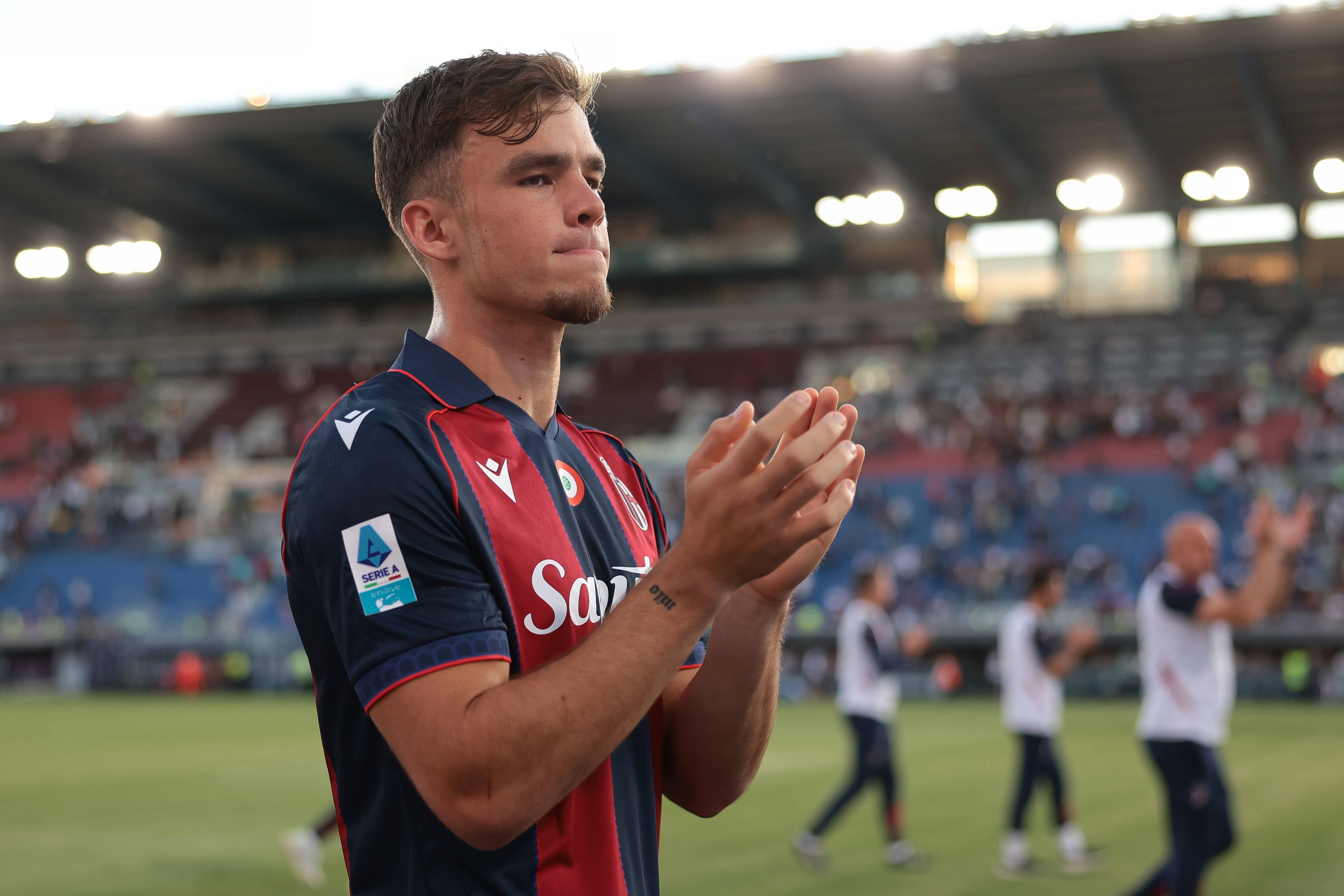 Bologna, Italy, 23rd May 2026. Thijs Dallinga of Bologna FC applauds the fans following the final whistle of the Bologna FC vs FC Internazionale Serie A match at Renato Dall Ara, Bologna. Picture credit should read: Jonathan Moscrop / Sportimage EDITORIAL USE ONLY. No use with unauthorised audio, video, data, fixture lists, club/league logos or live services. Online in-match use limited to 120 images, no video emulation. No use in betting, games or single club/league/player publications. SPI_094_JM_BOLOGNA_INTER SPI-4822-0081