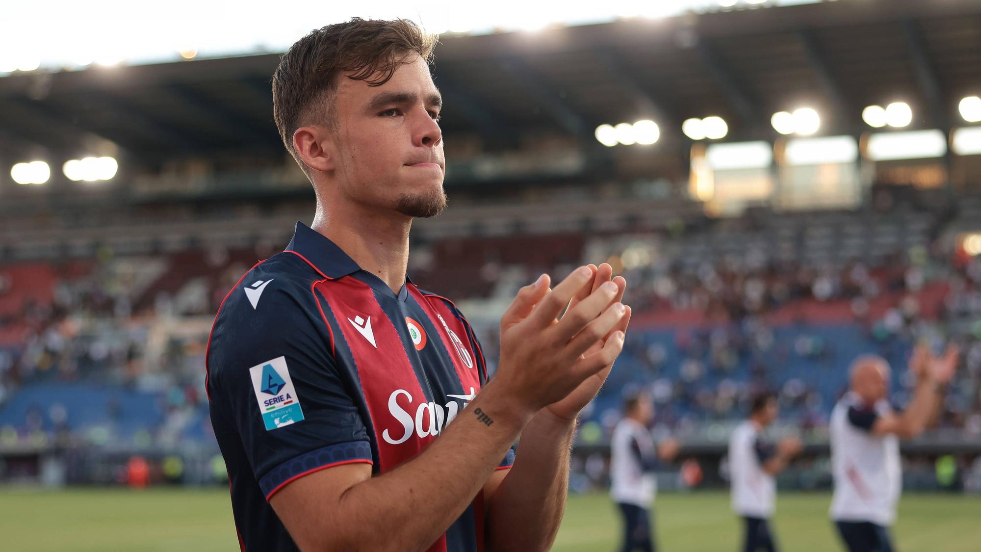 Bologna, Italy, 23rd May 2026. Thijs Dallinga of Bologna FC applauds the fans following the final whistle of the Bologna FC vs FC Internazionale Serie A match at Renato Dall Ara, Bologna. Picture credit should read: Jonathan Moscrop / Sportimage EDITORIAL USE ONLY. No use with unauthorised audio, video, data, fixture lists, club/league logos or live services. Online in-match use limited to 120 images, no video emulation. No use in betting, games or single club/league/player publications. SPI_094_JM_BOLOGNA_INTER SPI-4822-0081