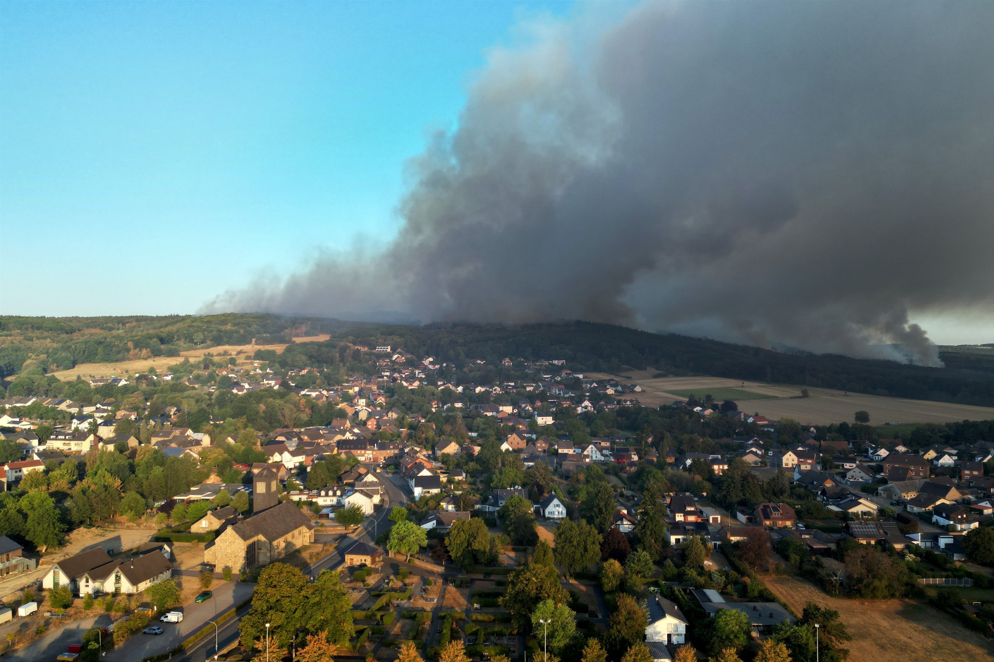 Rauch eines Waldbrands zieht über den Ortsteil Gey