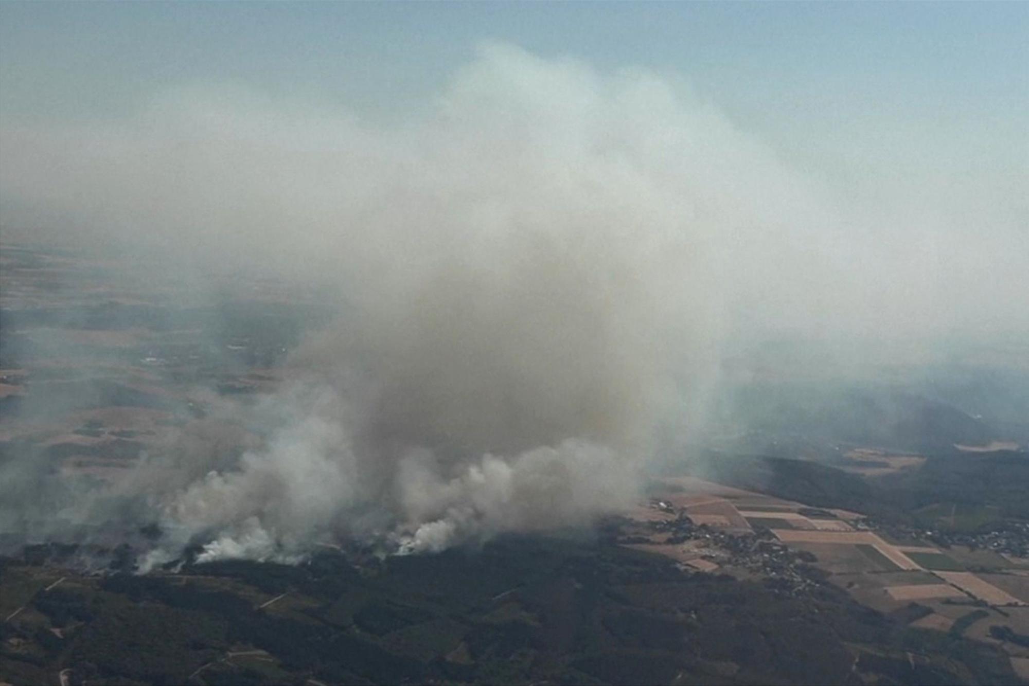 Das Bild zeigt Rauch eines Waldbrands bei Hürtgenwald.