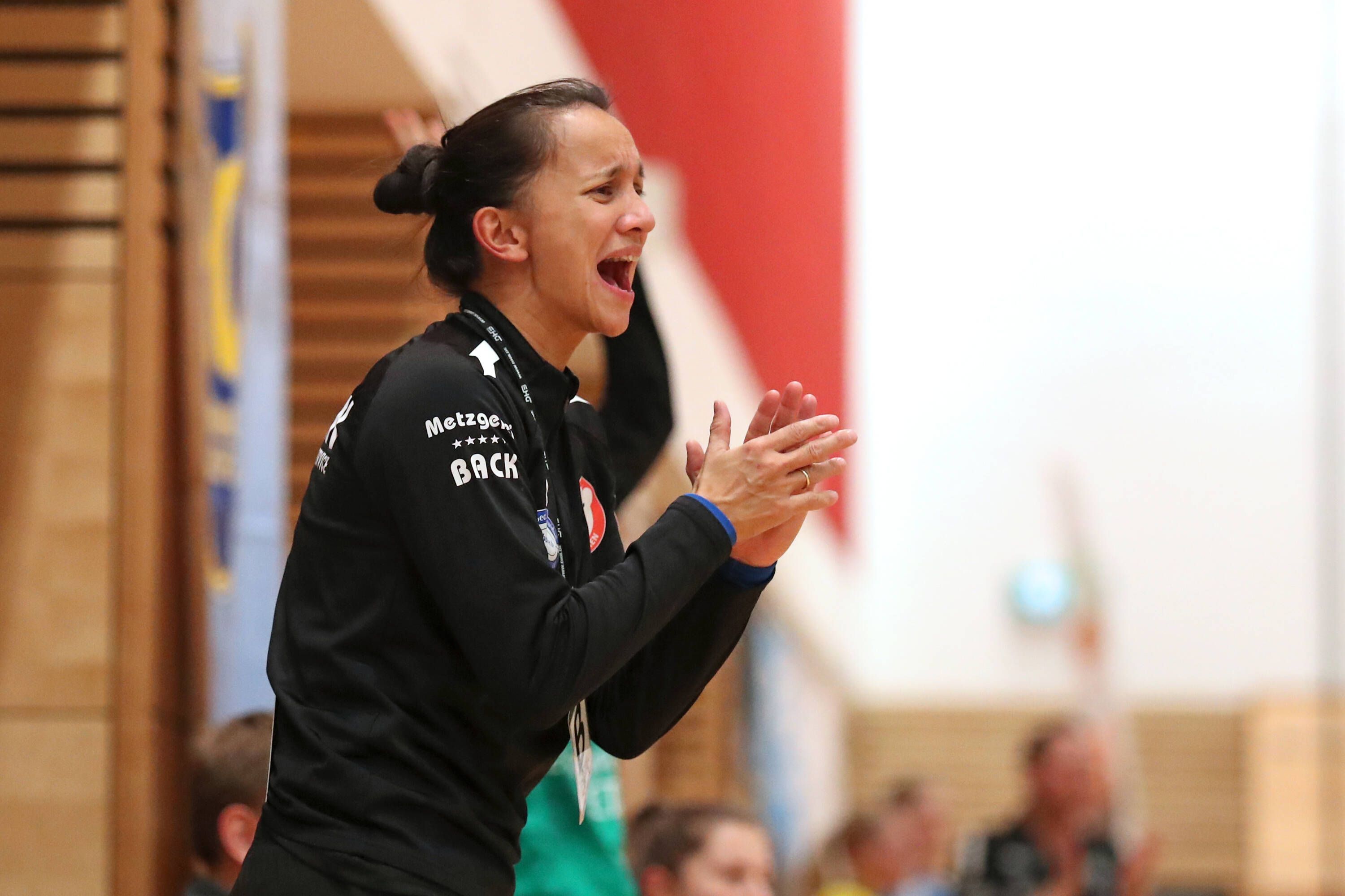 Handball, 2. HBF, HC Leipzig vs. Kurzpfalz Baeren, 06.02.22 Handball, 2. Bundesliga Frauen, HBF, Saison 2021/ 2022, 17. Spieltag: HC Leipzig vs. Kurpfalz Baeren am 06.02.22 in der Sporthalle Bruederstrasse Leipzig. Im Bild: Trainerin Franziska STEIL Kurpfalz Baeren *** Handball, 2 HBF, HC Leipzig vs Kurzpfalz Baeren, 06 02 22 Handball, 2 Bundesliga Frauen, HBF, Saison 2021 2022, 17 Spieltag HC Leipzig vs Kurpfalz Baeren am 06 02 22 in der Sporthalle Bruederstrasse Leipzig Im Bild Trainerin Franziska STEIL Kurpfalz Baeren Copyright: xBEAUTIFULxSPORTS/JanxKaeferx