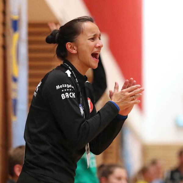Handball, 2. HBF, HC Leipzig vs. Kurzpfalz Baeren, 06.02.22 Handball, 2. Bundesliga Frauen, HBF, Saison 2021/ 2022, 17. Spieltag: HC Leipzig vs. Kurpfalz Baeren am 06.02.22 in der Sporthalle Bruederstrasse Leipzig. Im Bild: Trainerin Franziska STEIL Kurpfalz Baeren *** Handball, 2 HBF, HC Leipzig vs Kurzpfalz Baeren, 06 02 22 Handball, 2 Bundesliga Frauen, HBF, Saison 2021 2022, 17 Spieltag HC Leipzig vs Kurpfalz Baeren am 06 02 22 in der Sporthalle Bruederstrasse Leipzig Im Bild Trainerin Franziska STEIL Kurpfalz Baeren Copyright: xBEAUTIFULxSPORTS/JanxKaeferx