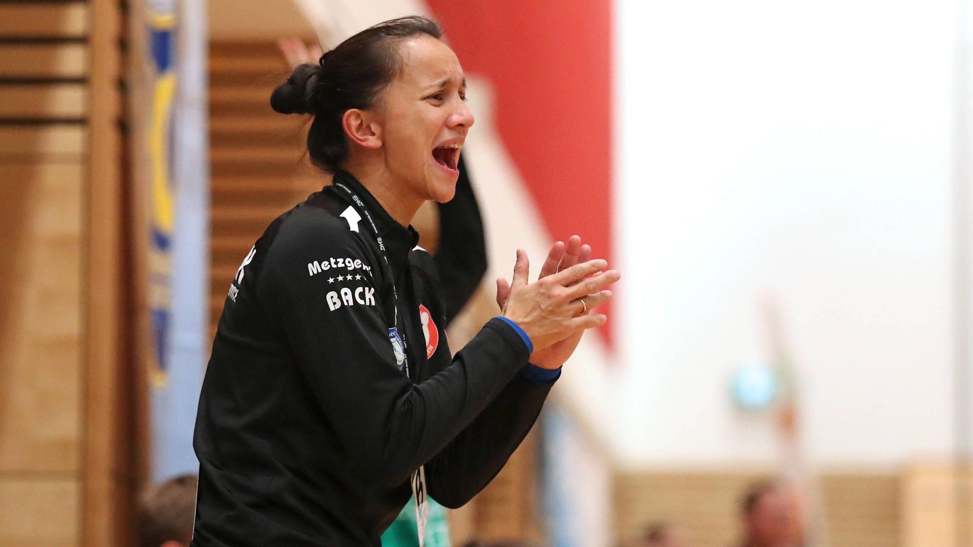 Handball, 2. HBF, HC Leipzig vs. Kurzpfalz Baeren, 06.02.22 Handball, 2. Bundesliga Frauen, HBF, Saison 2021/ 2022, 17. Spieltag: HC Leipzig vs. Kurpfalz Baeren am 06.02.22 in der Sporthalle Bruederstrasse Leipzig. Im Bild: Trainerin Franziska STEIL Kurpfalz Baeren *** Handball, 2 HBF, HC Leipzig vs Kurzpfalz Baeren, 06 02 22 Handball, 2 Bundesliga Frauen, HBF, Saison 2021 2022, 17 Spieltag HC Leipzig vs Kurpfalz Baeren am 06 02 22 in der Sporthalle Bruederstrasse Leipzig Im Bild Trainerin Franziska STEIL Kurpfalz Baeren Copyright: xBEAUTIFULxSPORTS/JanxKaeferx