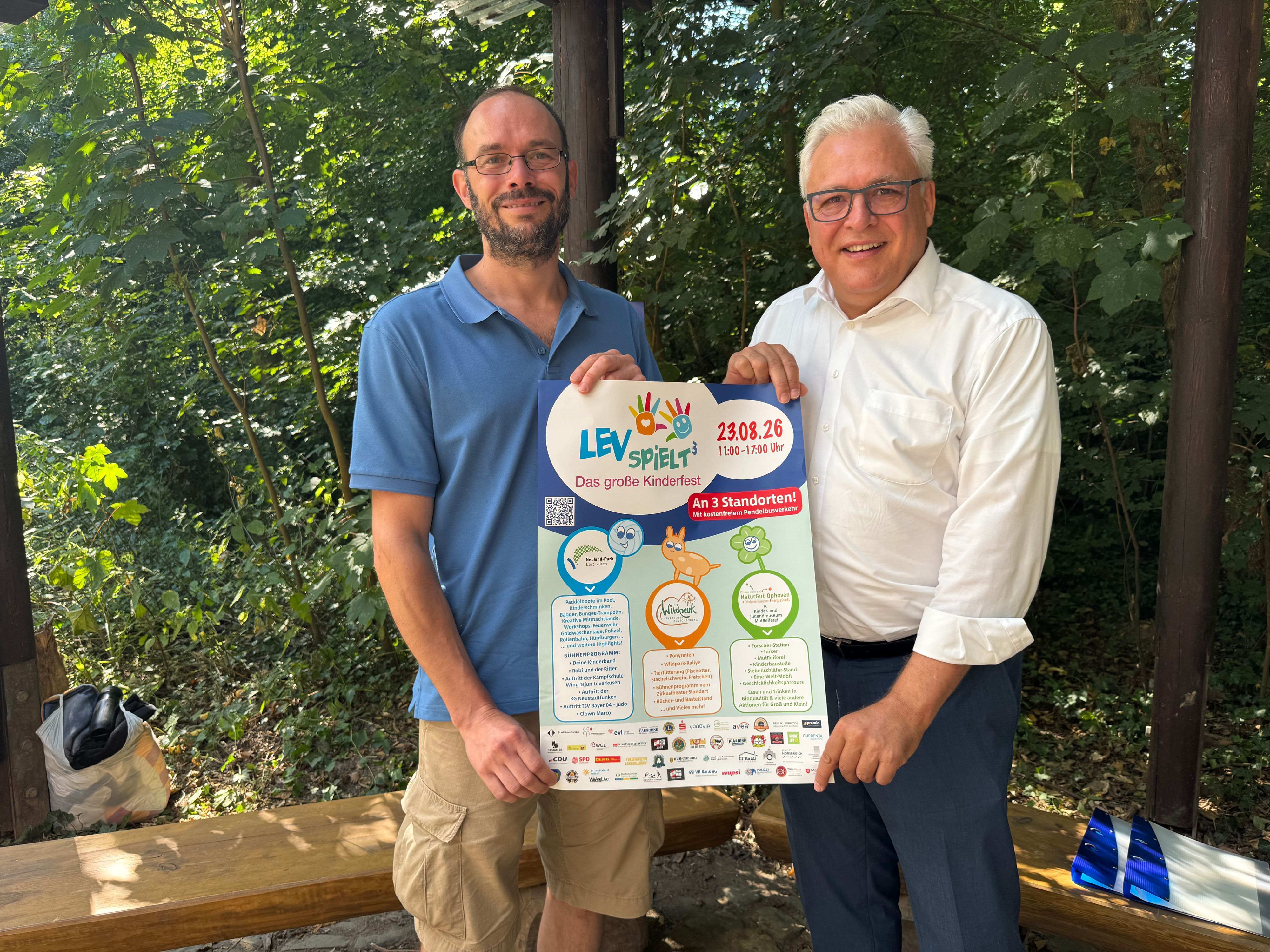 Matthias Rawohl (Naturut Ophoven, l.) und Marc Adomat (Stadt Leverkusen) freuen sich auf den Besuch Leverkusener Familien beim großen Kinderfest.