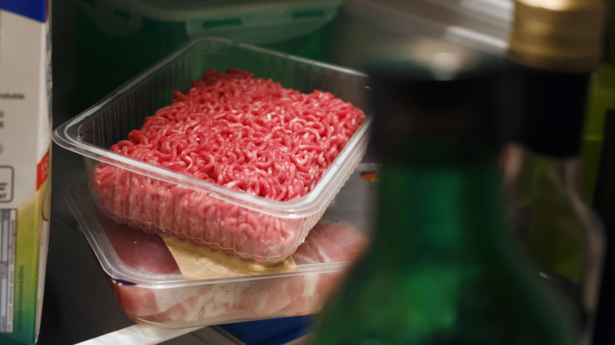 Hackfleisch aus dem Supermarkt in einer Plastikverpackung steht in einem Kühlschrank.