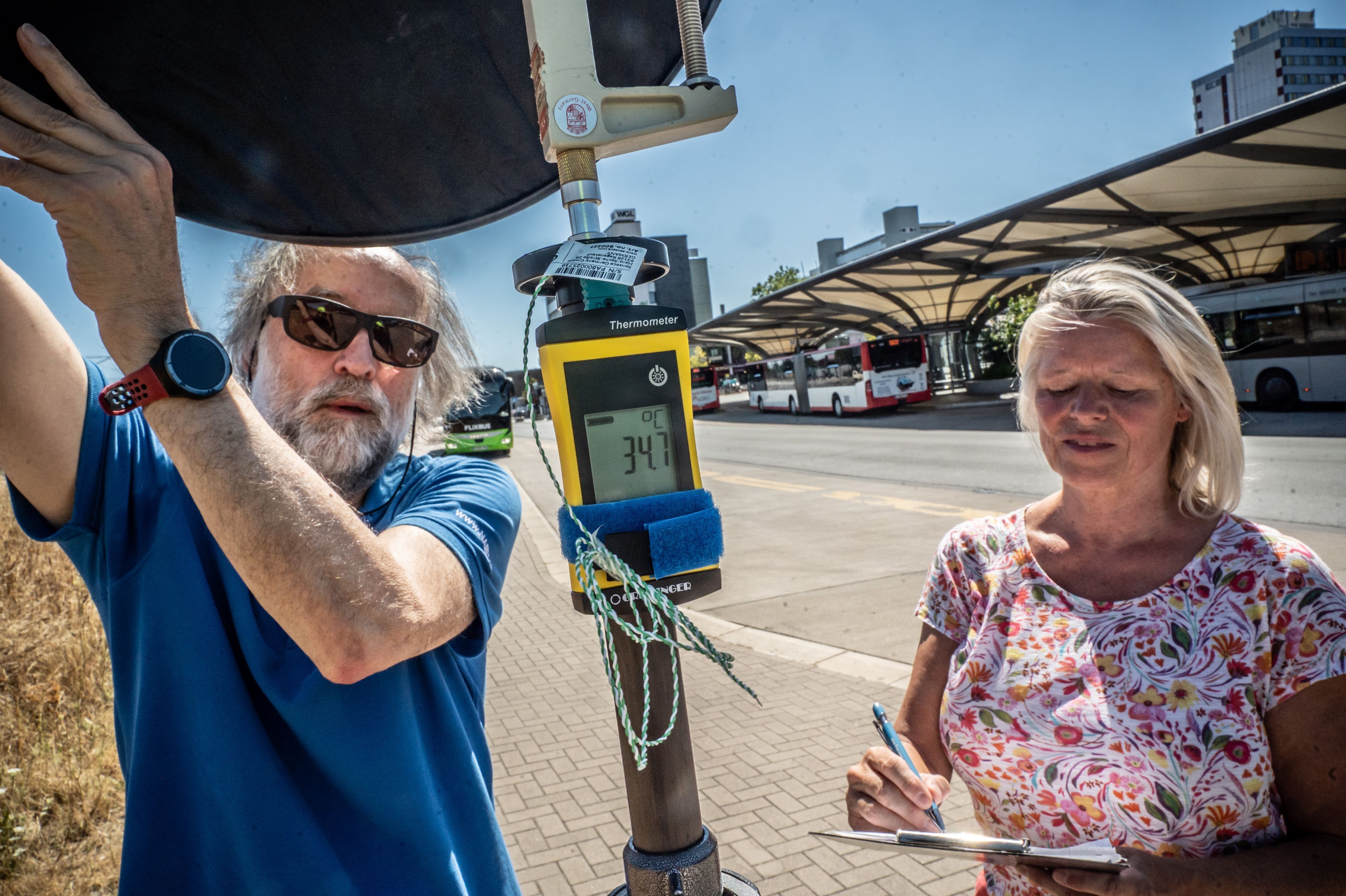 Hans-Martin Kochanek und Stefanie Bias messen Temperaturen in der Stadt
