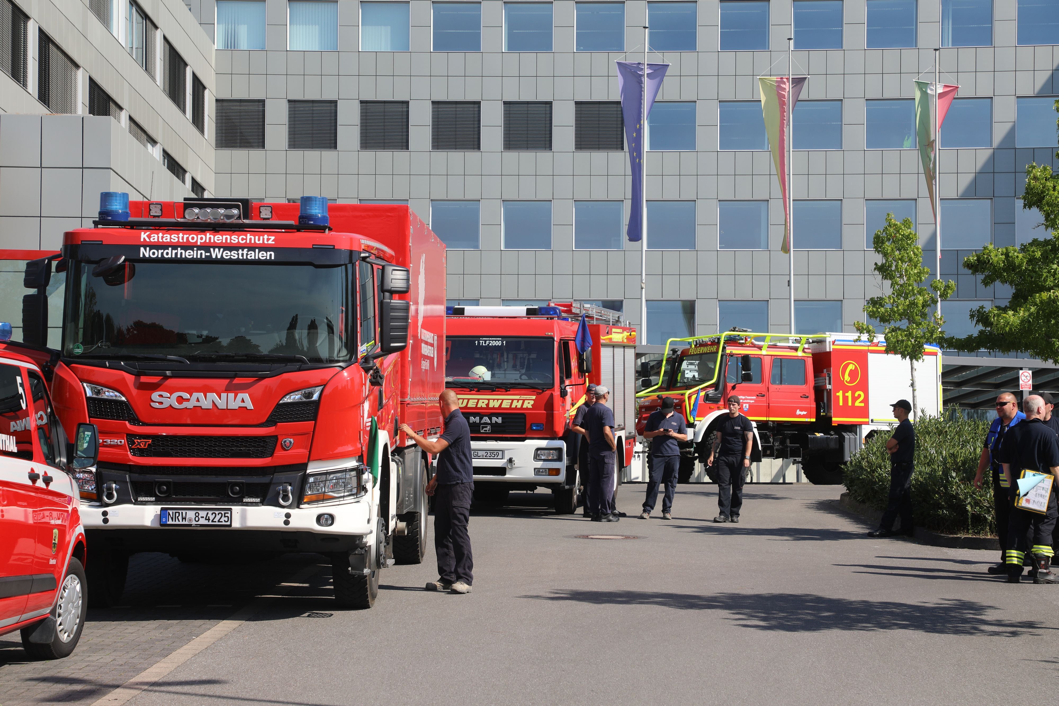 Feuerwehrfahrzeuge stehen vor dem Kreishaus.