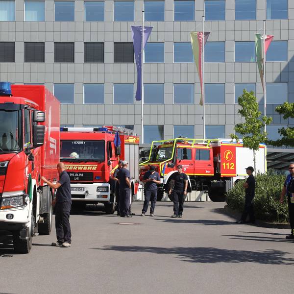 Feuerwehrfahrzeuge stehen vor dem Kreishaus.