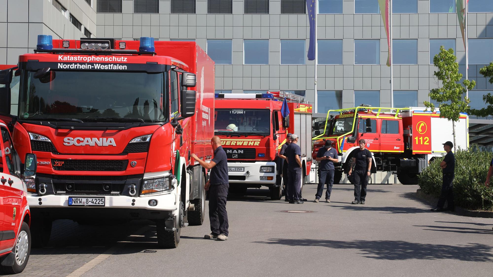 Feuerwehrfahrzeuge stehen vor dem Kreishaus.