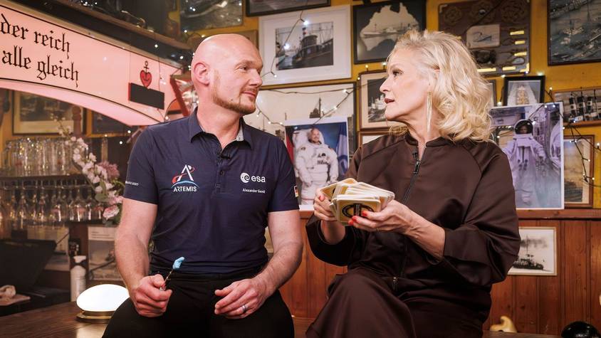 Alexander Gerst war bei „Inas Nacht“ von Ina Müller zu Gast. (Bild: NDR/ARD/Morris Mac Matze)