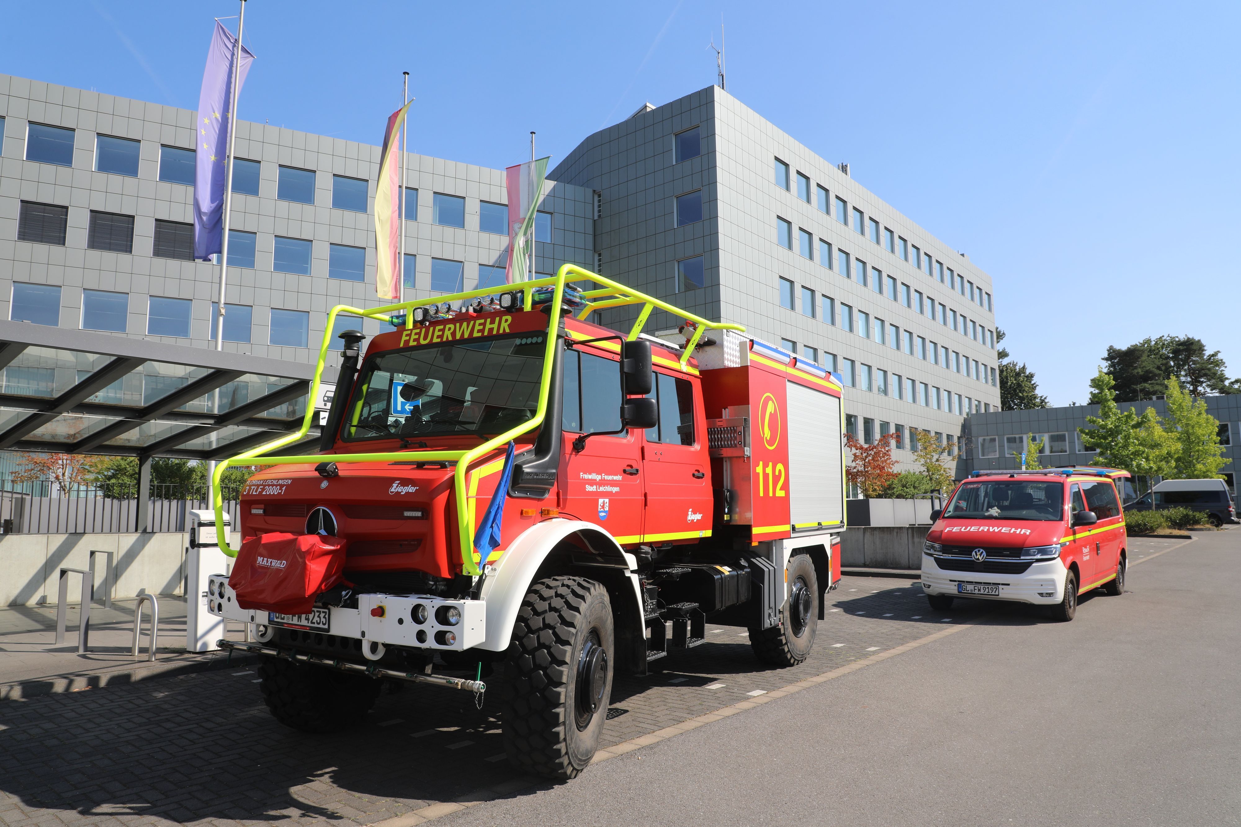 Feuerwehrfahrzeuge stehen vor dem Kreishaus in Bergisch Gladbach-Heidkamp.
