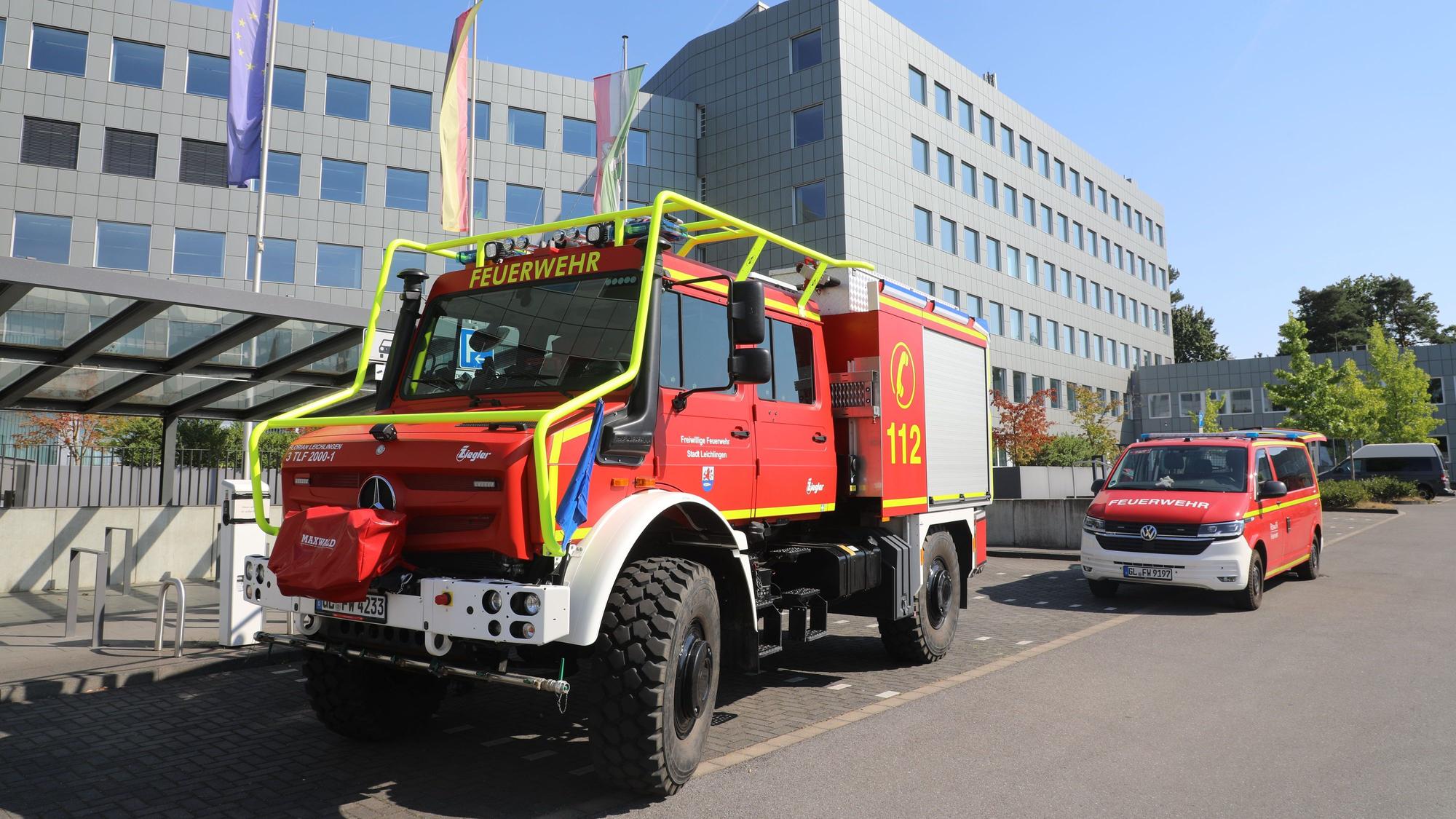 Feuerwehrfahrzeuge stehen vor dem Kreishaus in Bergisch Gladbach-Heidkamp.