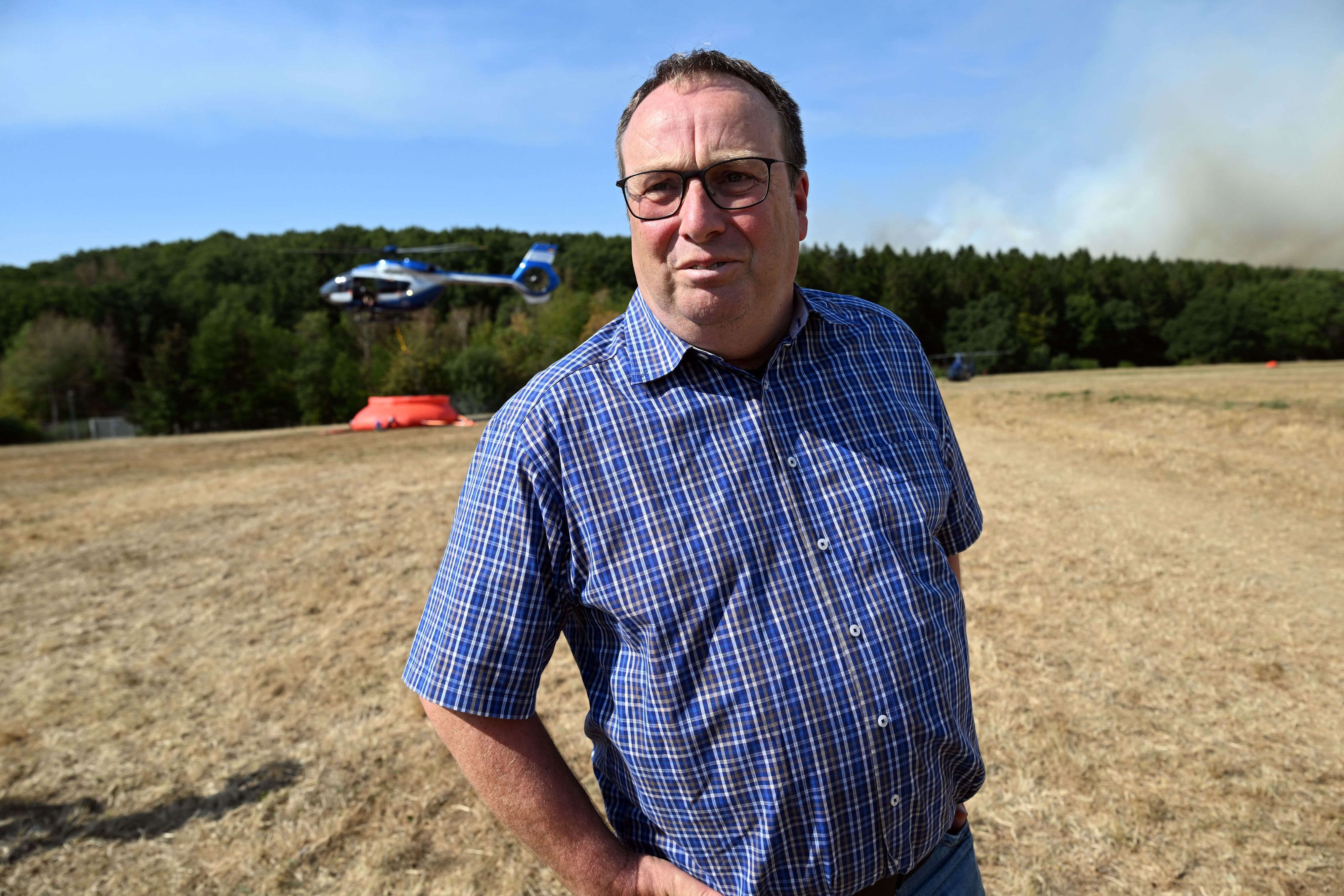 Minister Oliver Krischer, (Bündnis 90/Die Grünen) Minister für Umwelt, Naturschutz und Verkehr des Landes Nordrhein-Westfalen, steht vor der Einsatzzentrale beim Waldbrand im Hürtgenwald.