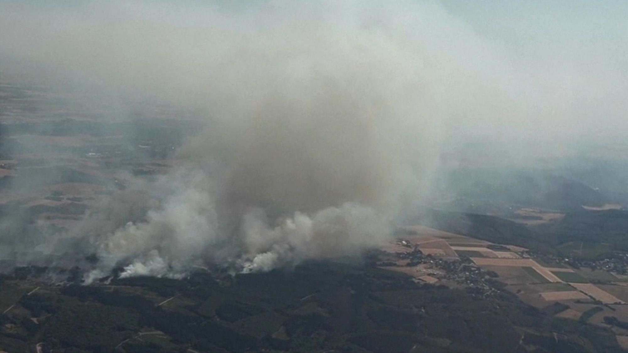 Rauch eines Waldbrands steigt über dem Hürtgenwald auf (Aufnahme aus einem Flugzeug).