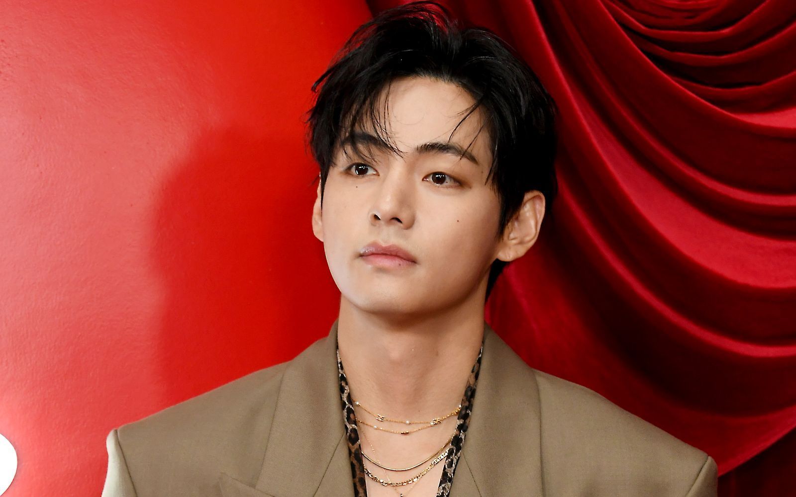 Kim Tae-Hyung, bekannt als Mitglied V der Pop-Band BTS, hat öffentlich über seinen Hörverlust gesprochen. (Bild: 2025 Getty Images/Unique Nicole)