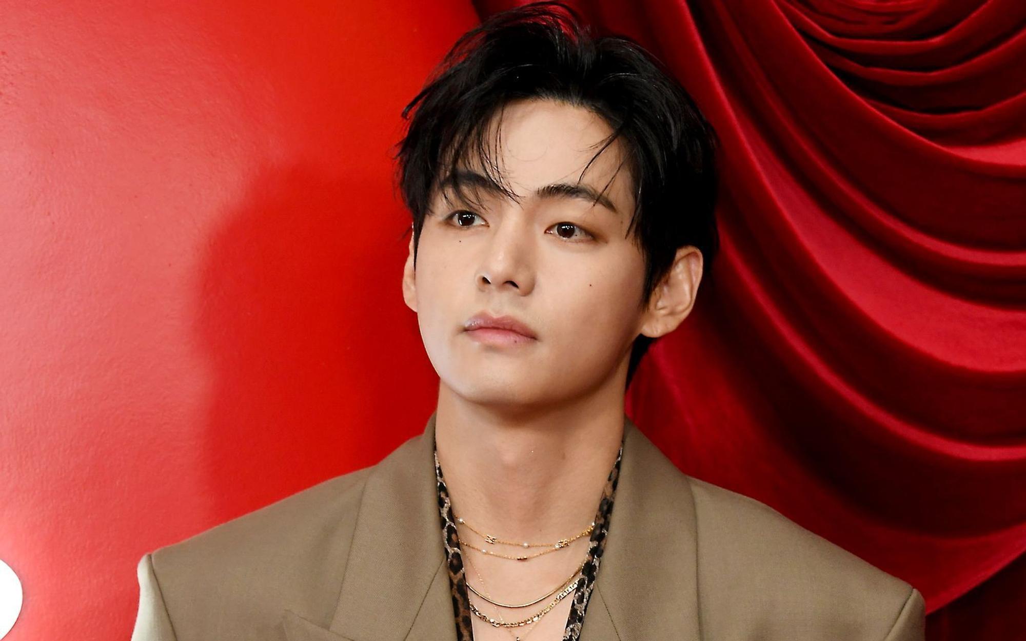 Kim Tae-Hyung, bekannt als Mitglied V der Pop-Band BTS, hat öffentlich über seinen Hörverlust gesprochen. (Bild: 2025 Getty Images/Unique Nicole)