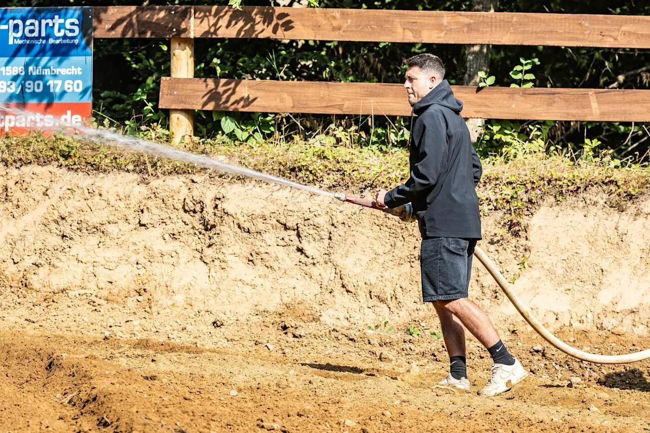 Lukas Platt mit dem Schlauch in der Hand.