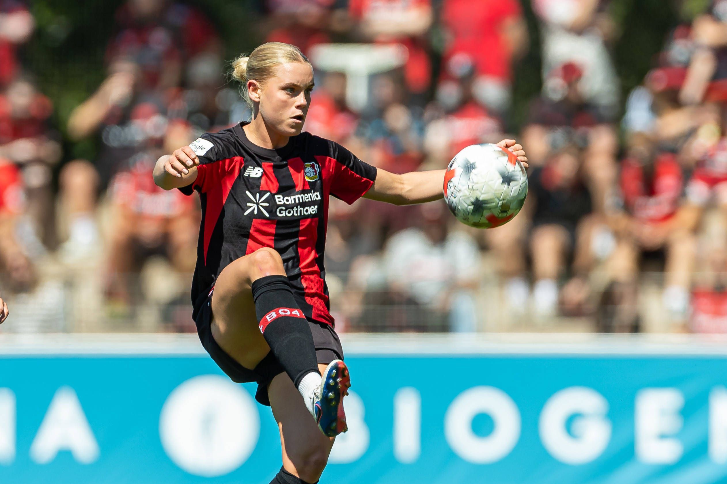 Cornelia Kramer Bayer 04 Leverkusen in Aktion, am Ball, Einzelaktion waehrend Freundschaftsspiels zwischen Bayer 04 Leverkusen Frauen und Feyenoord Rotterdam Frauen, Ulrich-Haberland-Stadion am 08. August 2026 in Leverkusen, Deutschland. Foto von Mario Hommes/DeFodi Images  Cornelia Kramer Bayer 04 Leverkusen controls the ball during the Pre-Season Friendly match between Bayer 04 Leverkusen Women and Feyenoord Rotterdam at Ulrich-Haberland-Stadion on August 8, 2026 in Leverkusen, Germany. Photo by Mario Hommes/DeFodi Images Photo by Mario Hommes/DeFodi Images - *** Cornelia Kramer of Bayer 04 Leverkusen in action, on the ball, making a solo run during a friendly match between the Bayer 04 Leverkusen women s team and the Feyenoord Rotterdam women s team, at Ulrich Haberland Stadium on August 8, 2026, in Leverkusen, Germany. Photo by Mario Hommes, DeFodi Images. Cornelia Kramer of Bayer 04 Leverkusen controls the ball during the preseason friendly match between Bayer 04 Leverkusen Women and Feyenoord Rotterdam at Ulrich Haberland Stadium on August 8, 2026 in Leverkusen, Germany Photo by Mario Hommes DeFodi Images Photo by Mario Hommes DeFodi Images