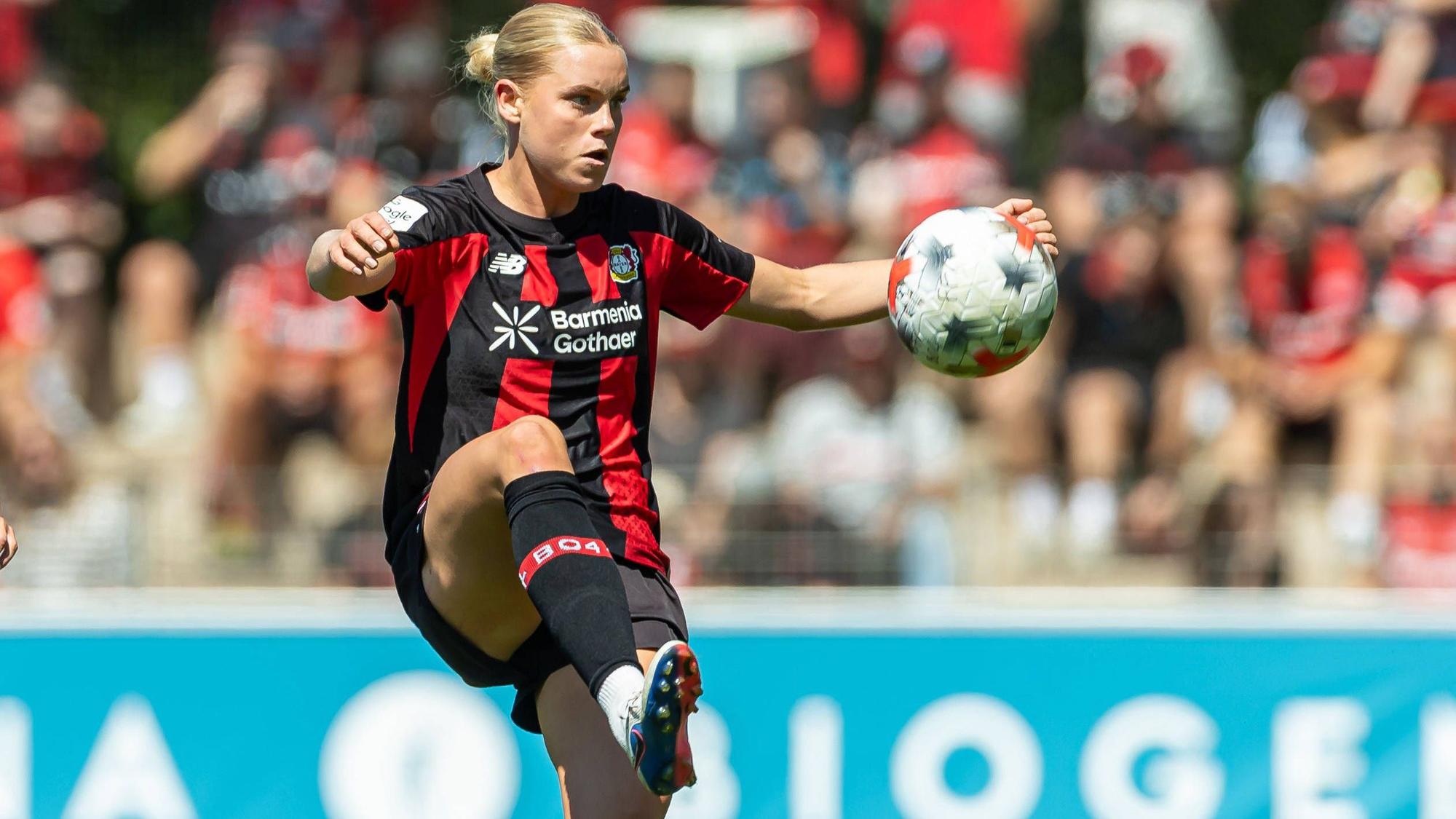 Cornelia Kramer Bayer 04 Leverkusen in Aktion, am Ball, Einzelaktion waehrend Freundschaftsspiels zwischen Bayer 04 Leverkusen Frauen und Feyenoord Rotterdam Frauen, Ulrich-Haberland-Stadion am 08. August 2026 in Leverkusen, Deutschland. Foto von Mario Hommes/DeFodi Images Cornelia Kramer Bayer 04 Leverkusen controls the ball during the Pre-Season Friendly match between Bayer 04 Leverkusen Women and Feyenoord Rotterdam at Ulrich-Haberland-Stadion on August 8, 2026 in Leverkusen, Germany. Photo by Mario Hommes/DeFodi Images Photo by Mario Hommes/DeFodi Images - *** Cornelia Kramer of Bayer 04 Leverkusen in action, on the ball, making a solo run during a friendly match between the Bayer 04 Leverkusen women s team and the Feyenoord Rotterdam women s team, at Ulrich Haberland Stadium on August 8, 2026, in Leverkusen, Germany. Photo by Mario Hommes, DeFodi Images. Cornelia Kramer of Bayer 04 Leverkusen controls the ball during the preseason friendly match between Bayer 04 Leverkusen Women and Feyenoord Rotterdam at Ulrich Haberland Stadium on August 8, 2026 in Leverkusen, Germany Photo by Mario Hommes DeFodi Images Photo by Mario Hommes DeFodi Images