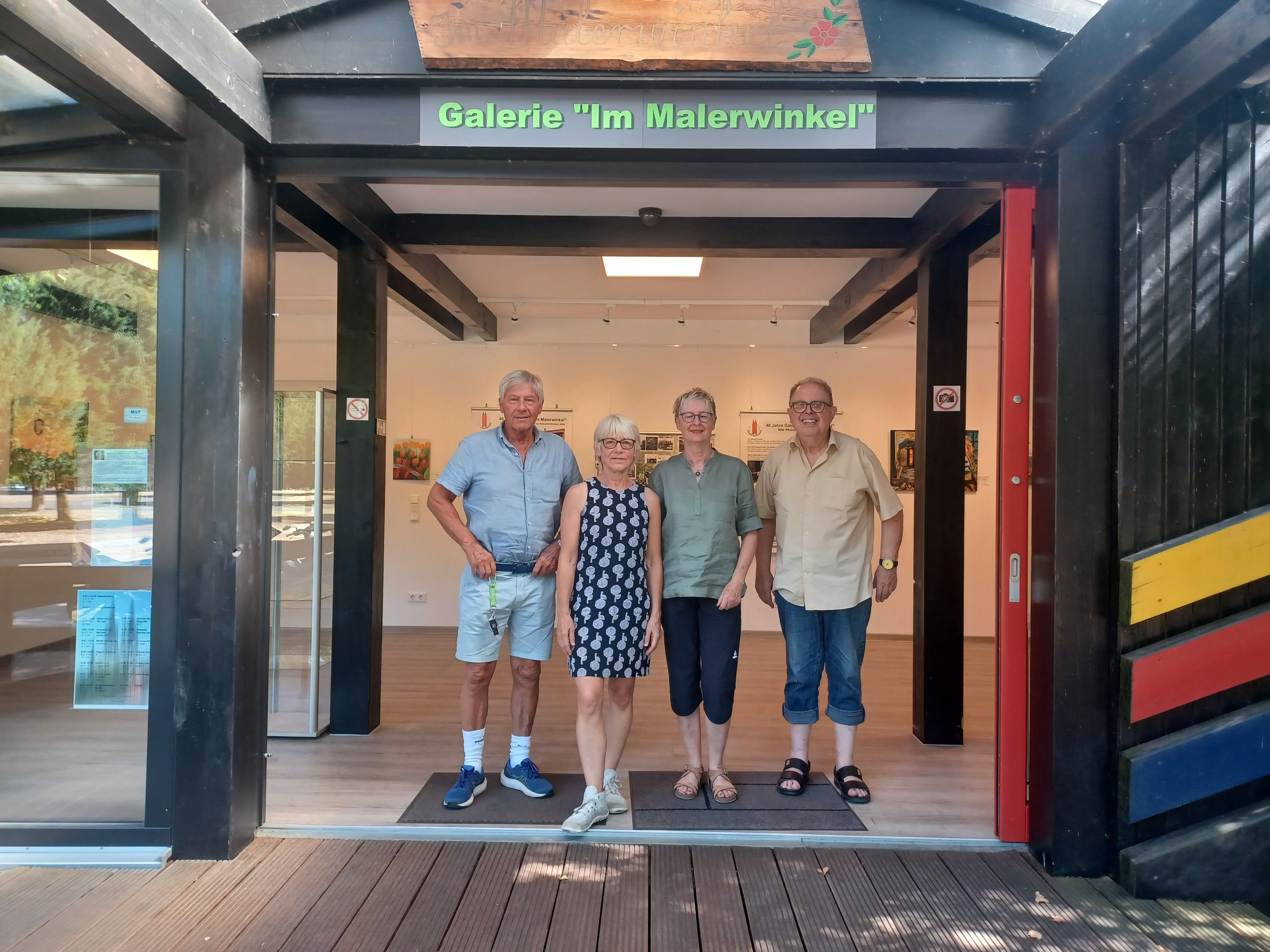 Die Galerie im Deutzer Rheinpark. Im Eingang stehen Volkmar Schrader, die 2. Vorsitzende Marie-Luise Flohr, die 1. Vorsitzende Ulrike Radermacher und Wolfgang Schieffer.