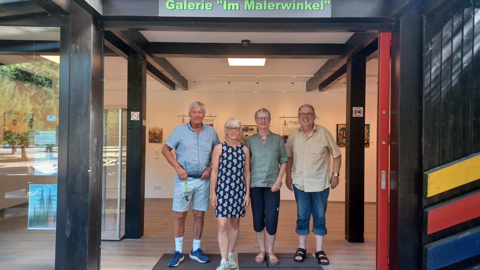 Die Galerie im Deutzer Rheinpark. Im Eingang stehen Volkmar Schrader, die 2. Vorsitzende Marie-Luise Flohr, die 1. Vorsitzende Ulrike Radermacher und Wolfgang Schieffer.