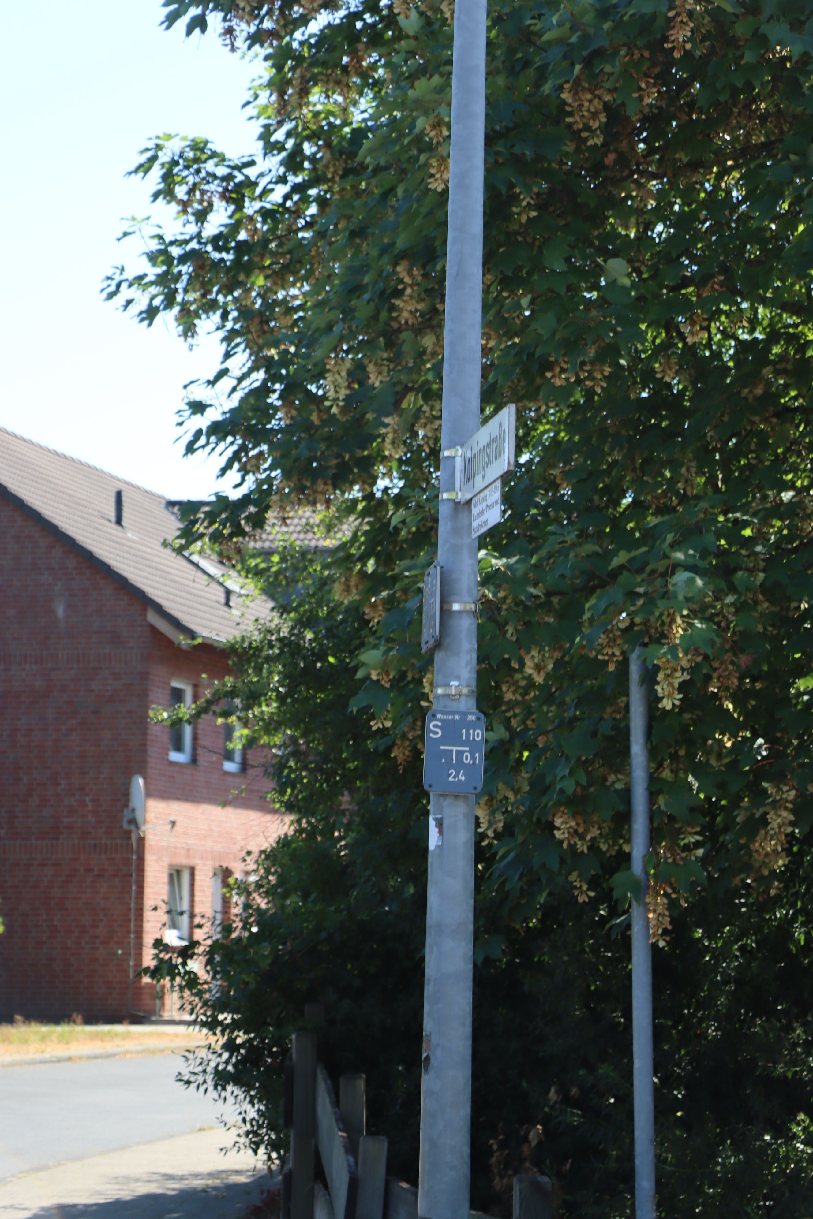 Das Bild zeigt ein Schild an einer Straße.