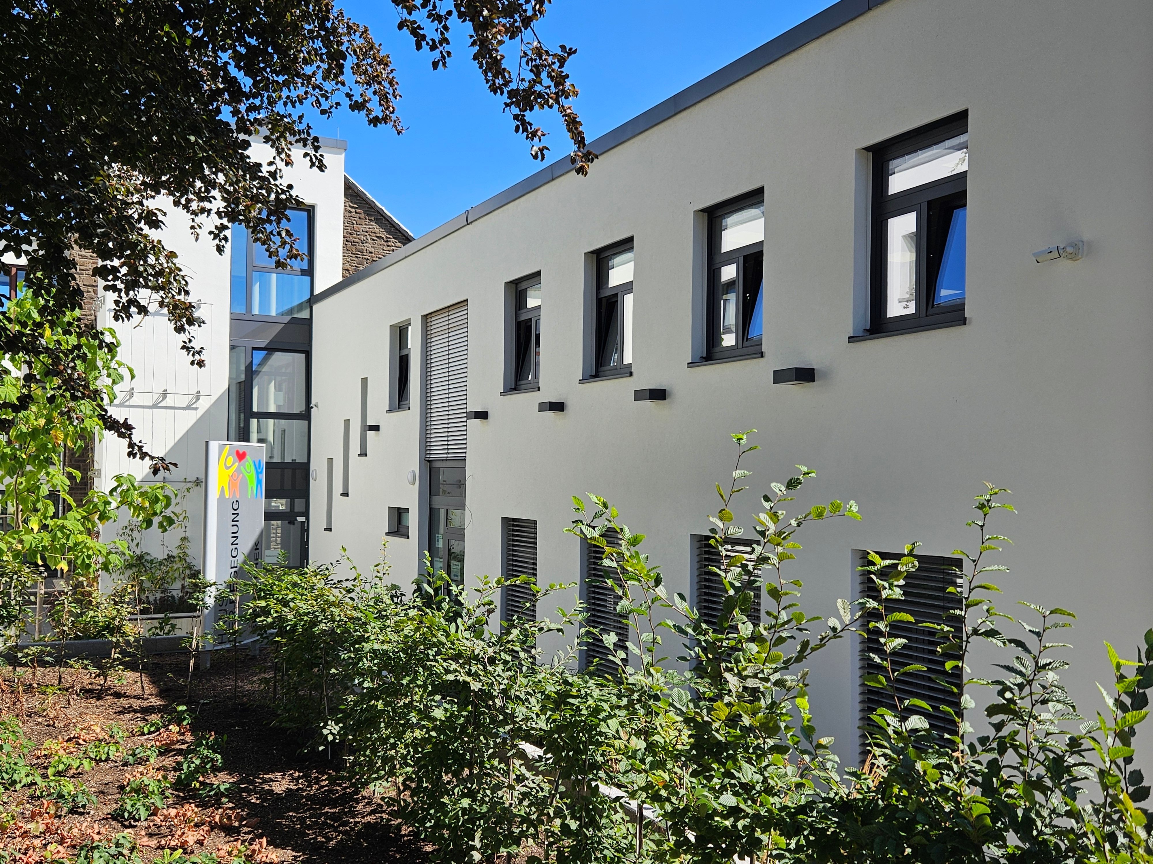 Seitlicher Blick auf das zweigeschossige Haus der Begegnung.