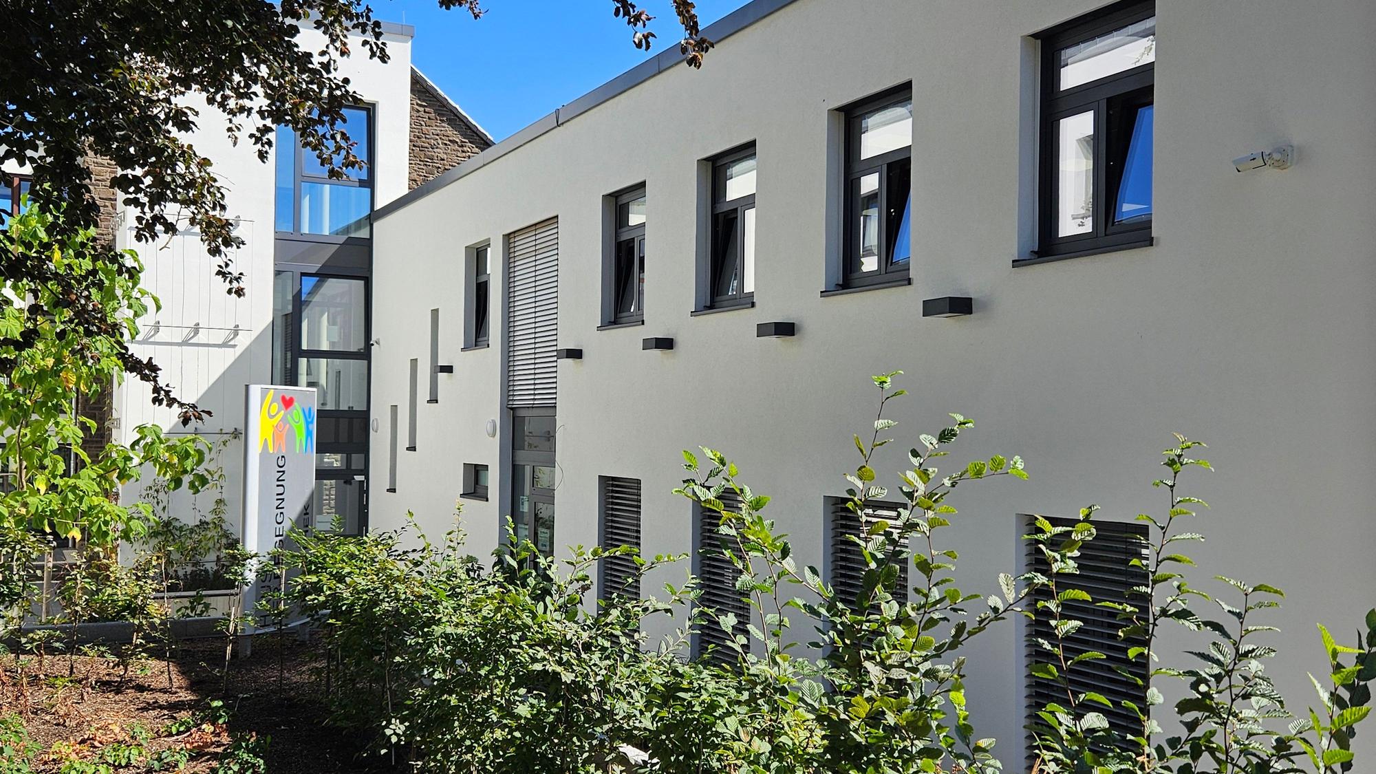 Seitlicher Blick auf das zweigeschossige Haus der Begegnung.