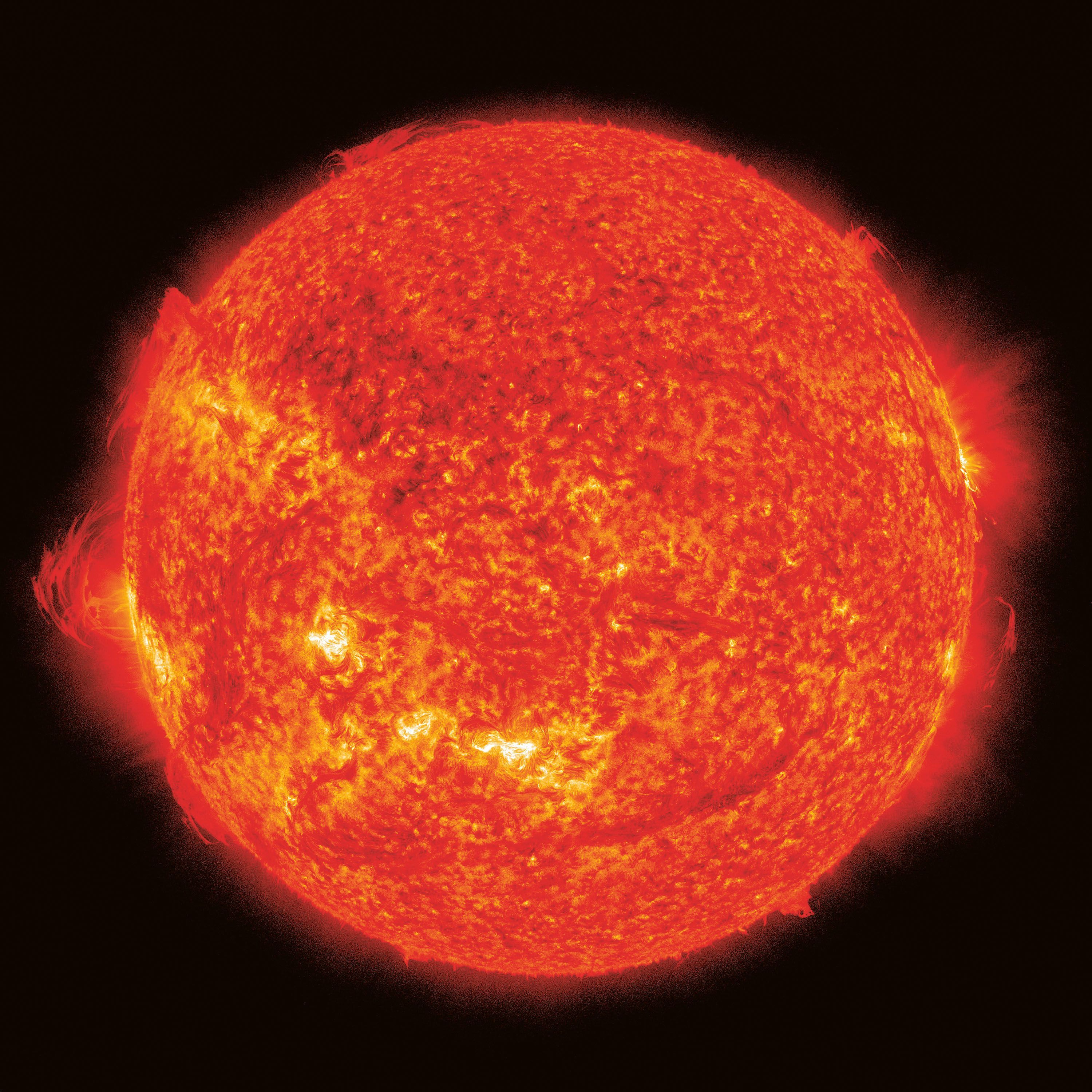 Blick auf die entflammte Sonne mit Eruptionen.