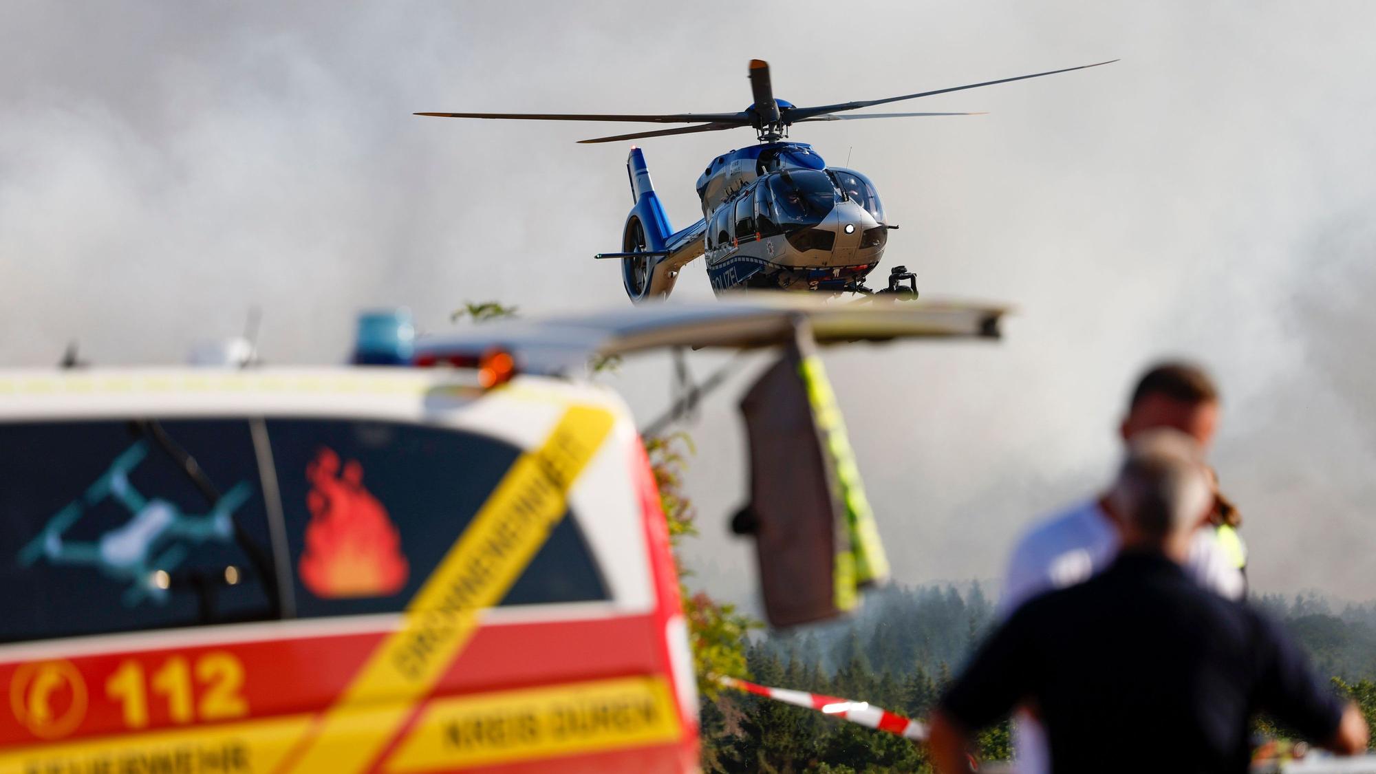 Ein Helikopter der Bundespolizei landet im Bereitstellungsraum für den Waldbrand im Hürtgenwald. Mehrere Hundert Hektar Waldfläche stehen in Flammen.