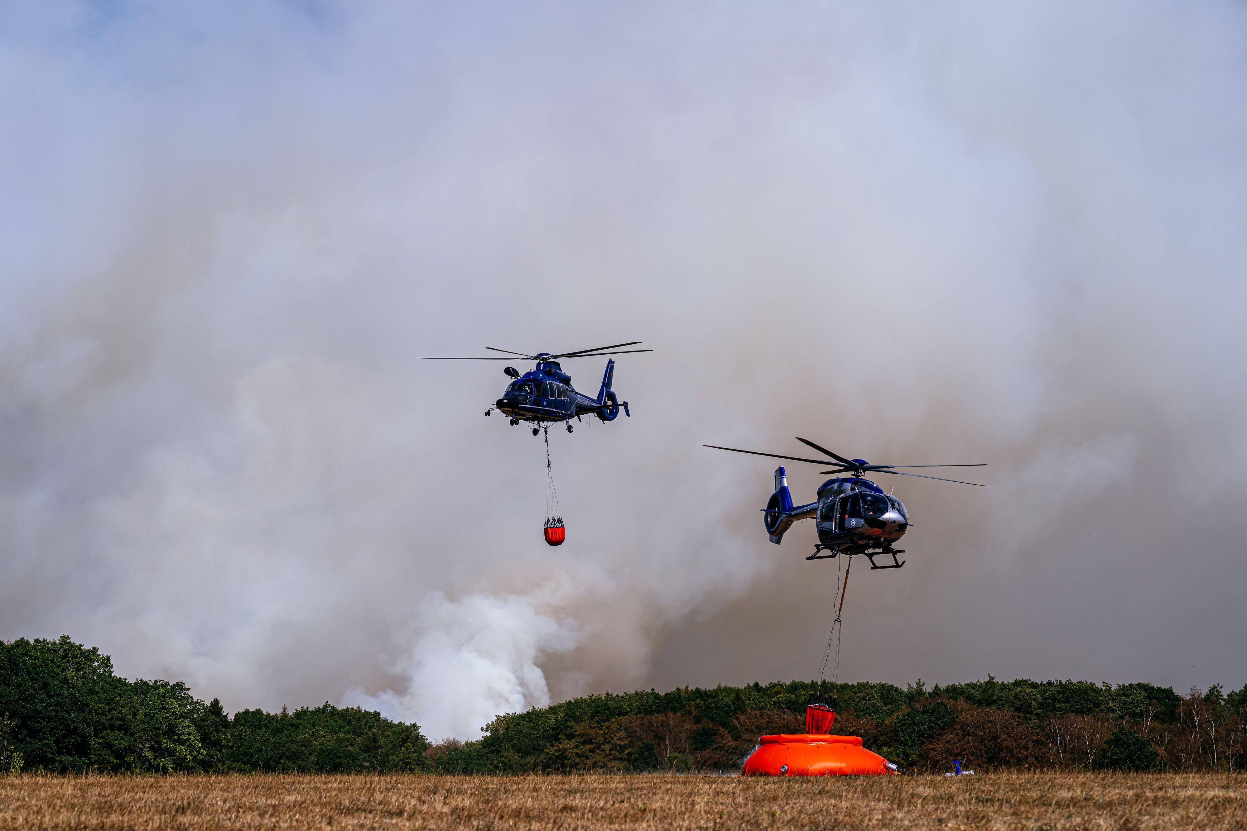 Waldbrand im Hürtgenwald. An einer Einsatzstelle werden Hubschrauber mit Löschwasser befüllt. Das Wasser wird anschließend zur Brandbekämpfung aus der Luft eingesetzt.