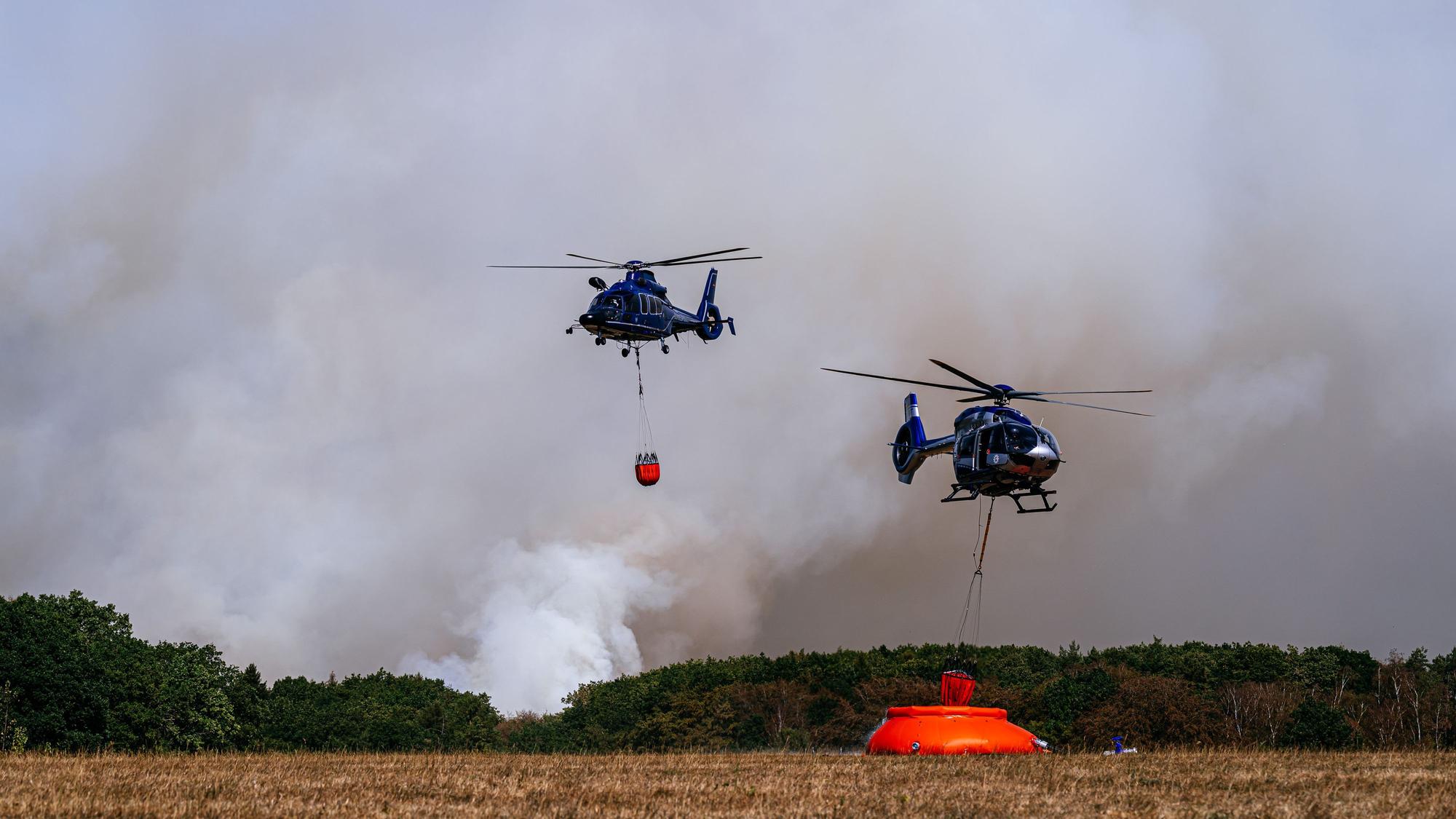 Waldbrand im Hürtgenwald. An einer Einsatzstelle werden Hubschrauber mit Löschwasser befüllt. Das Wasser wird anschließend zur Brandbekämpfung aus der Luft eingesetzt.