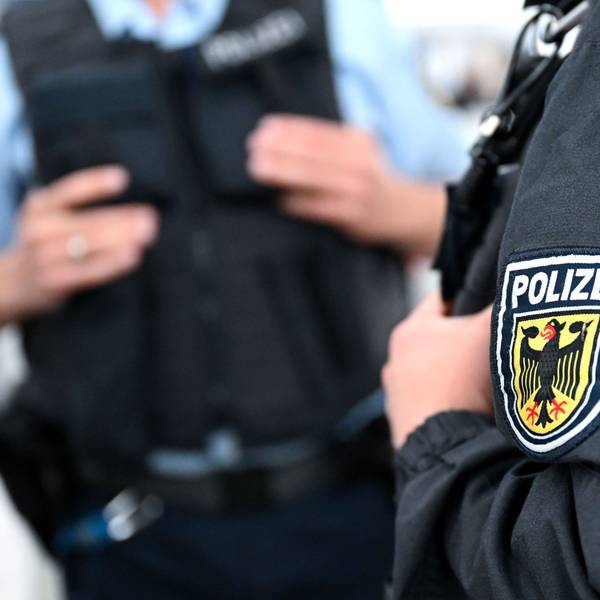 Bundespolizisten stehen nebeneinander.