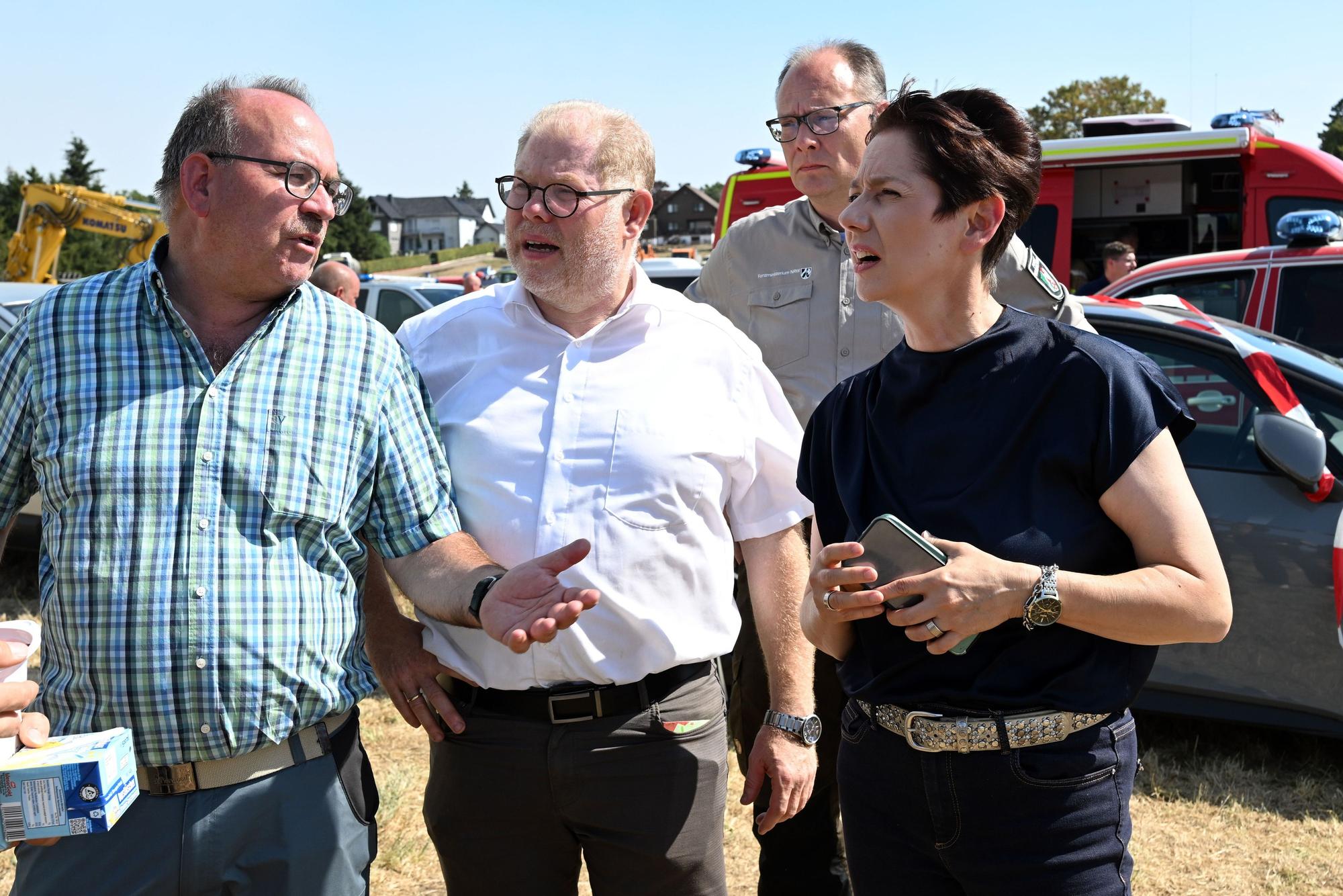 Landwirtschaftsministerin Silke Gorißen mit dem Dürener Landrat Ralf Nolten (l.) und Hürtgenwalds Bürgermeister Stephan Cranen vor der Einsatzzentrale .