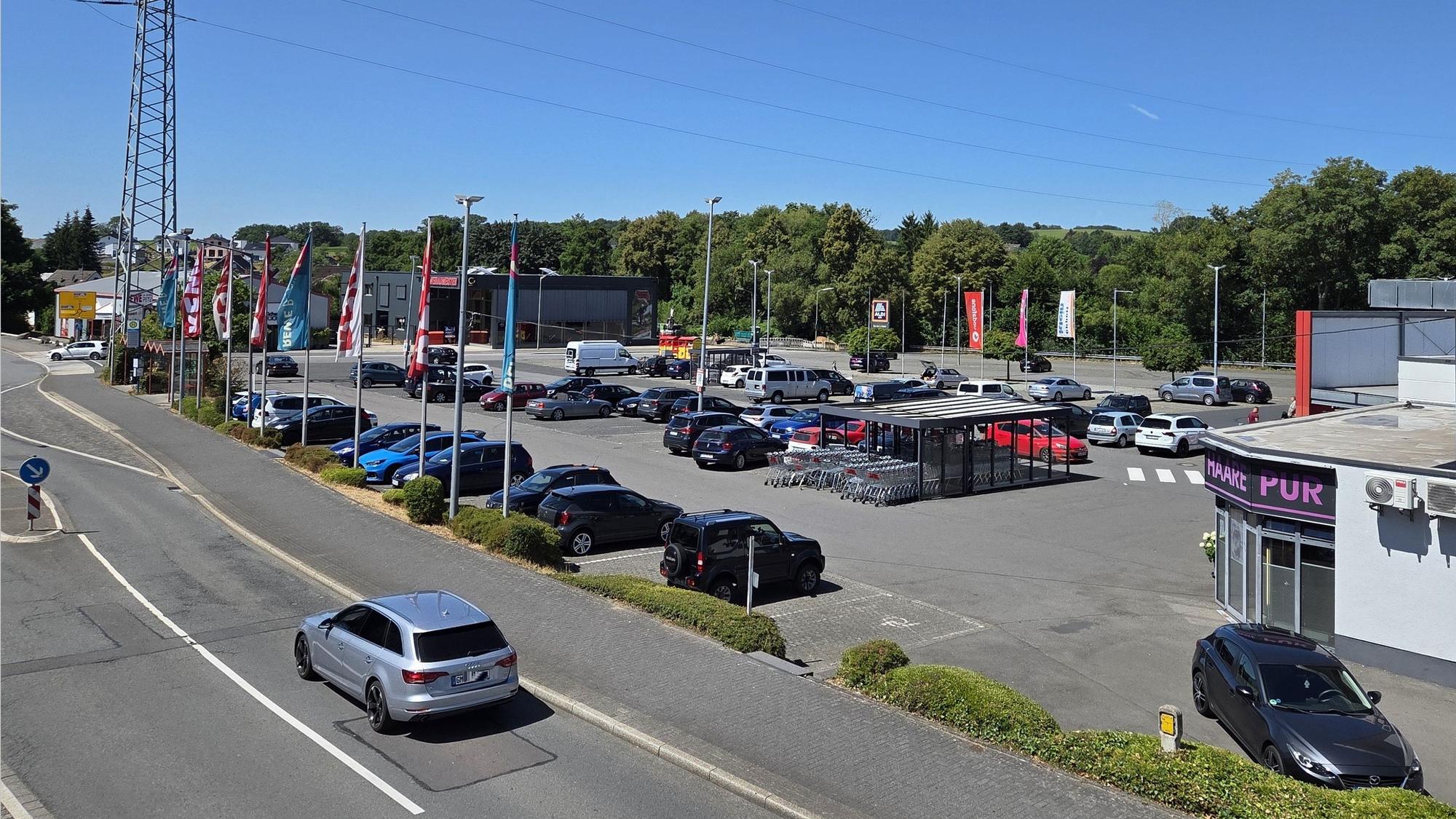 Der Raabeweg in Waldbröl soll in großen Teil mit einer Photovoltaik-Anlage überbaut werden. Betreiber sind die Stadtwerke. Die Anlage in der Art eines Carports schützt die Kundschaft zudem vor Sonne und Regen.