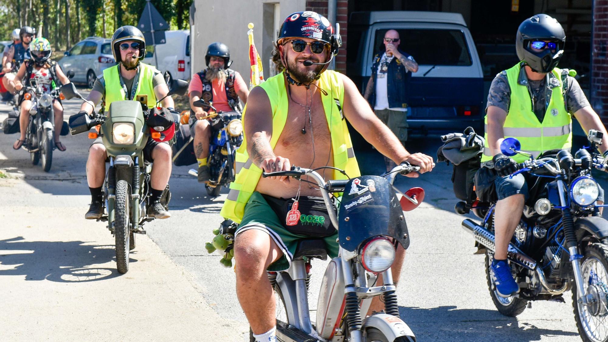 Das Bild zeigt mehrere Mofa-Fahrer mit Warnwesten.