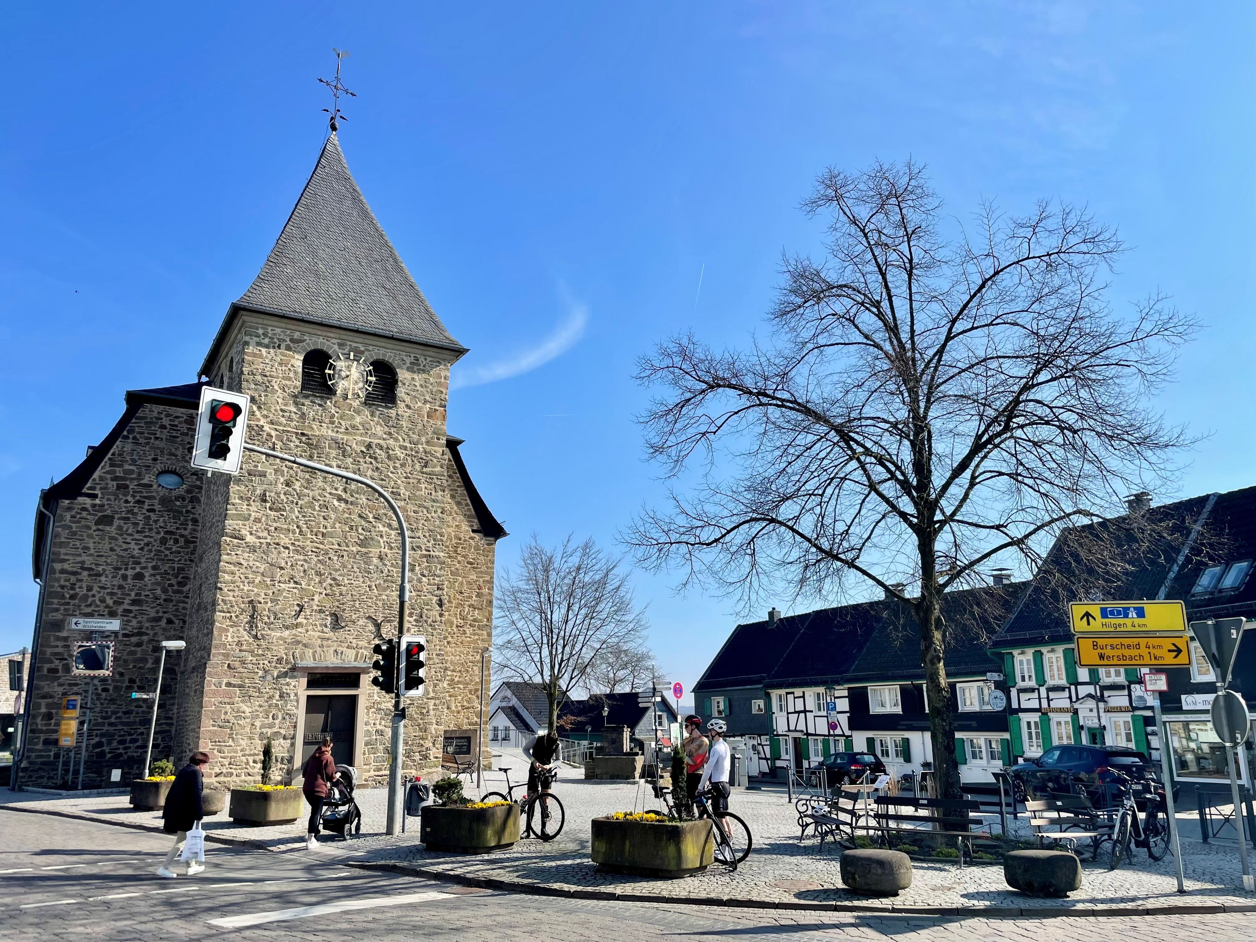 Wegen finaler Glasfaserarbeiten durch die Firma Muenet wird von Montag, 17., bis Freitag, 21. August, der Witzheldener Ortskern, Am Markt 7 bis 10, in Teilen gesperrt.