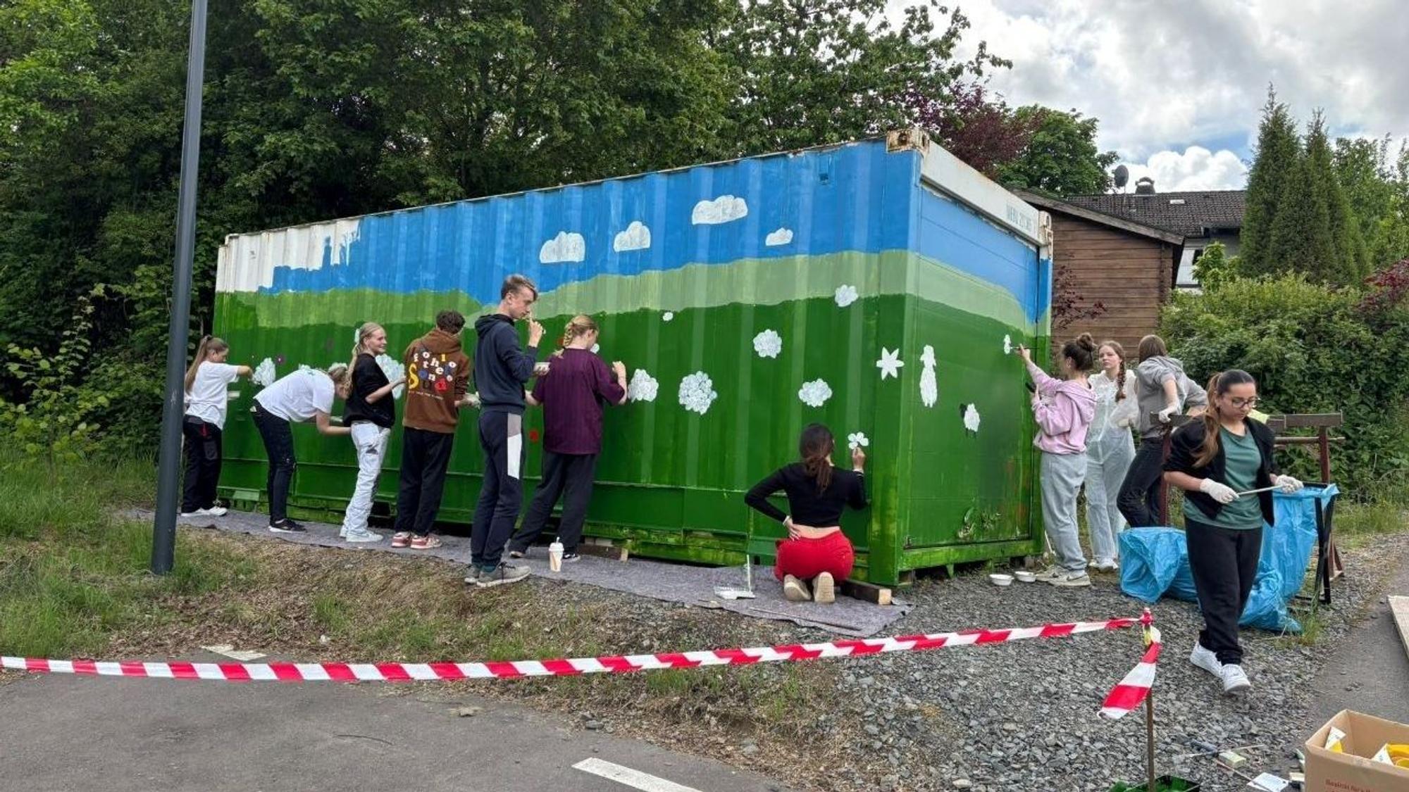 In Hermesdorf, Waldbröl, haben Jugendliche von der Gesamtschule auf Einladung des Verschönerungsvereins einen trsiten Container in ein farbenfrohes Kunstwerk verwandelt.