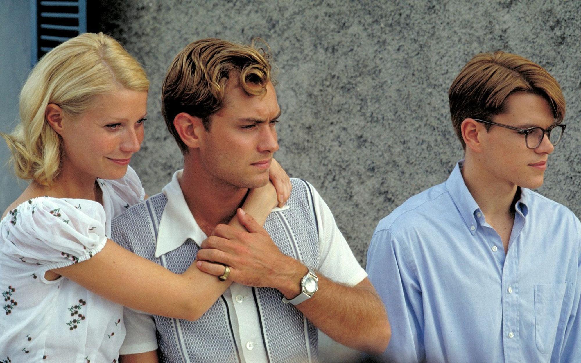 Eigentlich Dickie (Jude Law, Mitte) längst nach Amerika heimgekehrt sein. Doch der reiche Nichtstuer liegt lieber in der italienischen Sonne, genießt das Leben und liebt die hübsche Marge (Gwyneth Paltrow). (Bild: ARD Degeto)