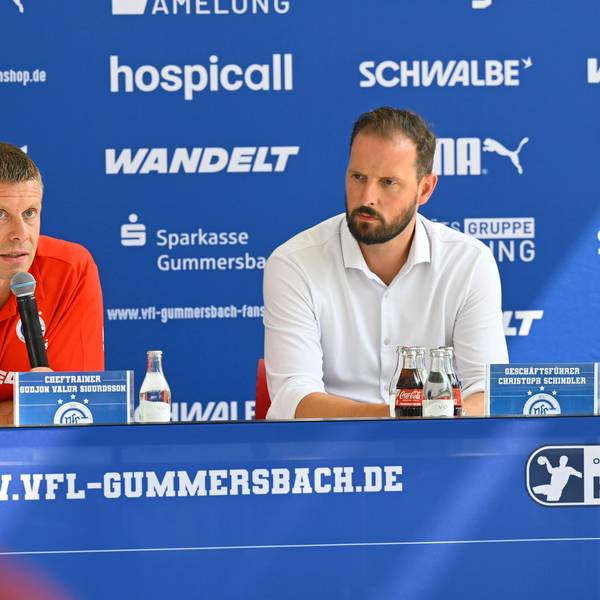 Trainer und Geschäftsführen auf dem Podium.