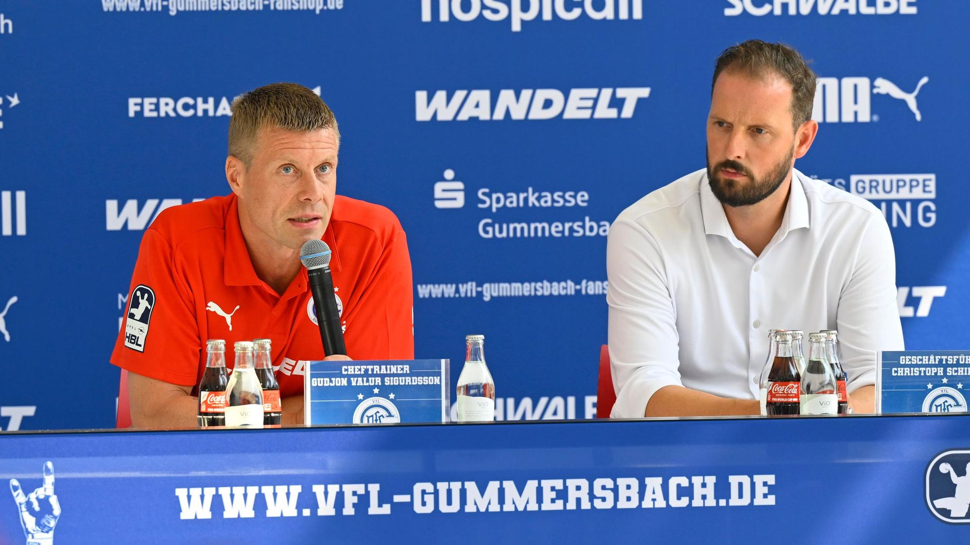 Trainer und Geschäftsführen auf dem Podium.