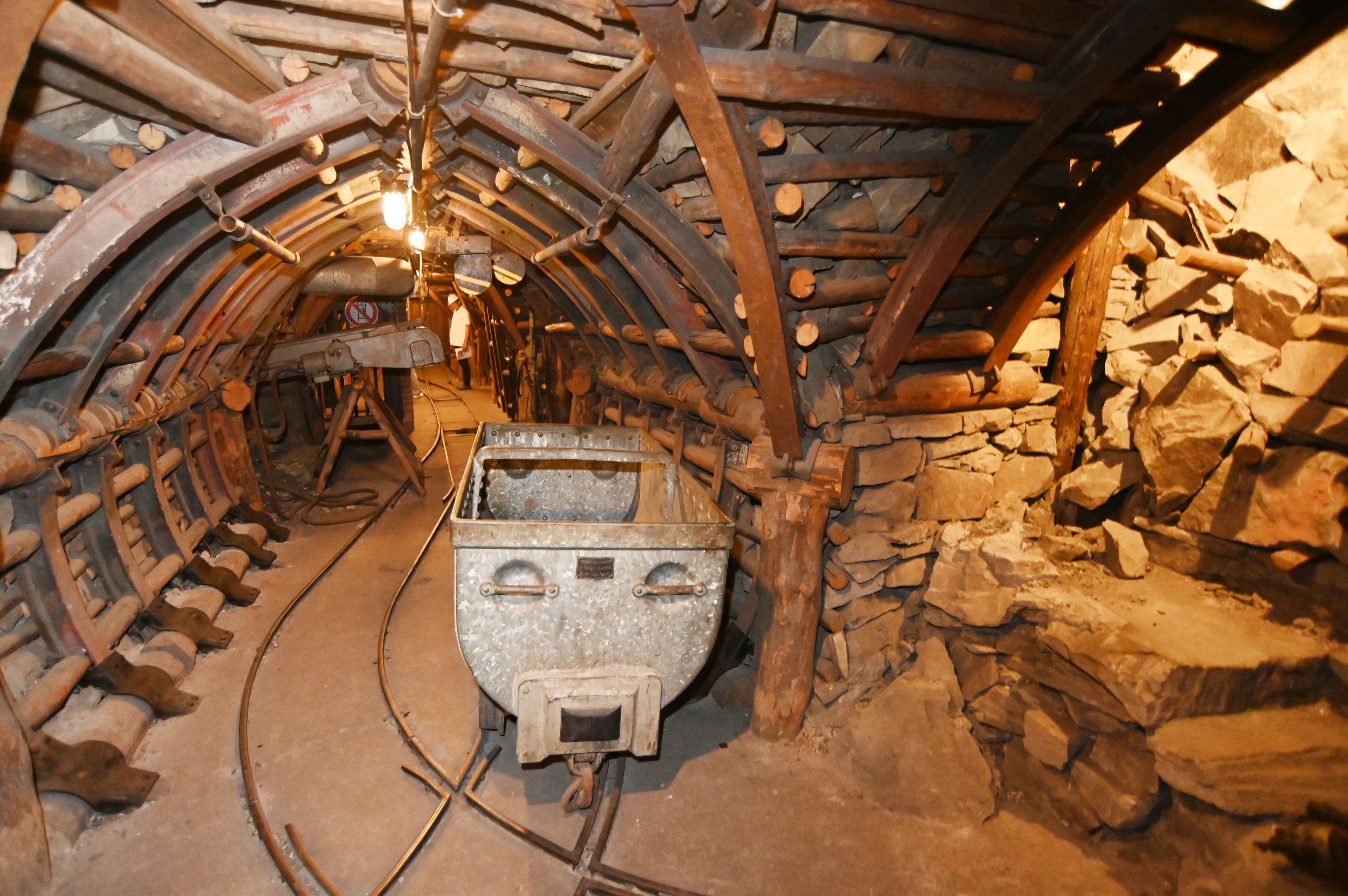 Blick in den Stollen mit Wägelchen voran.