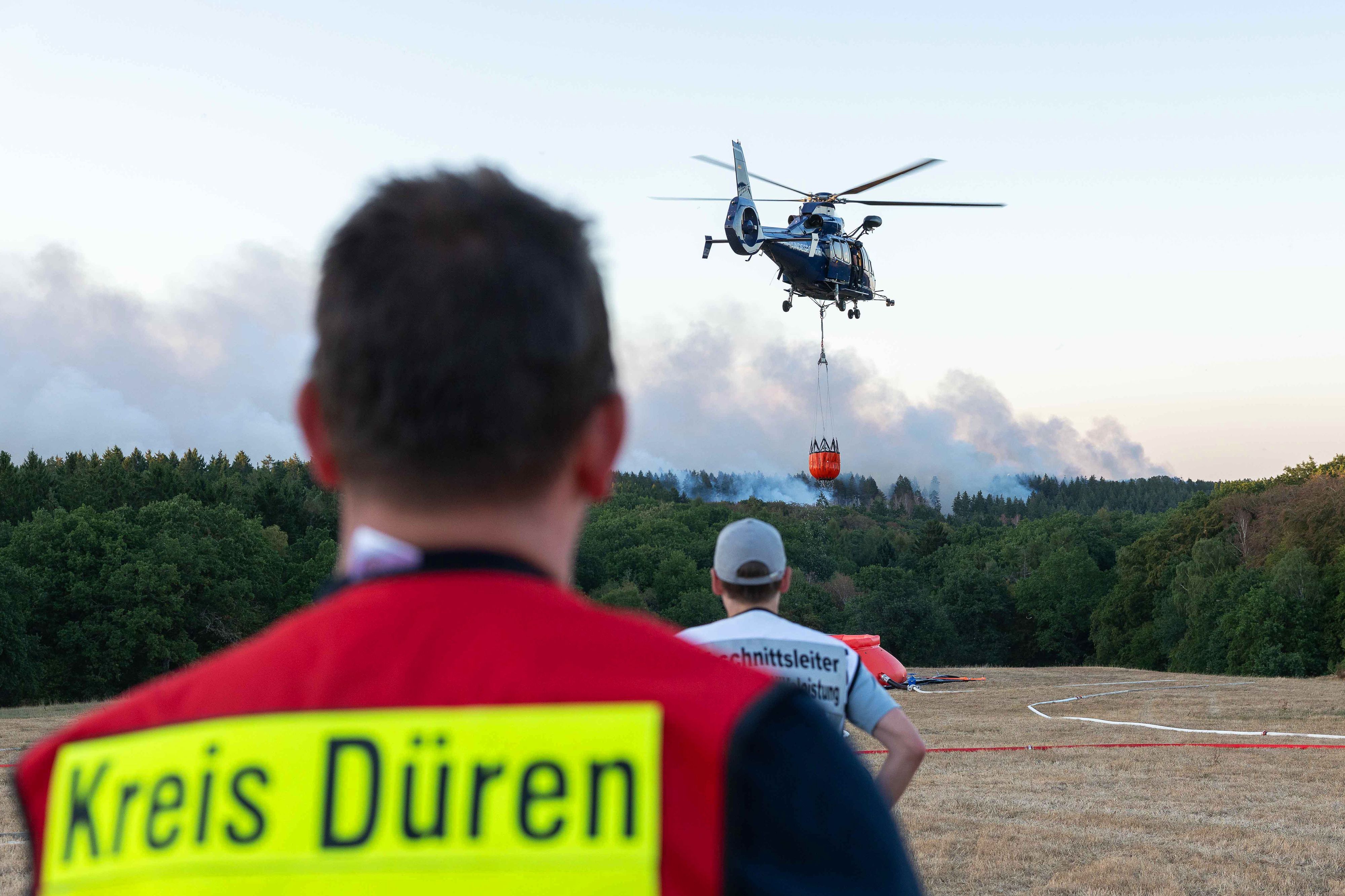 Ein Löschhubschrauber ist bei einem Waldbrand im Hürtgenwald im Einsatz.