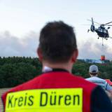 Ein Löschhubschrauber ist bei einem Waldbrand im Hürtgenwald im Einsatz.
