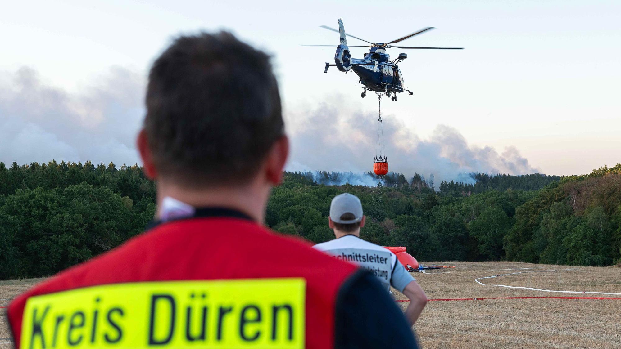 Ein Löschhubschrauber ist bei einem Waldbrand im Hürtgenwald im Einsatz.