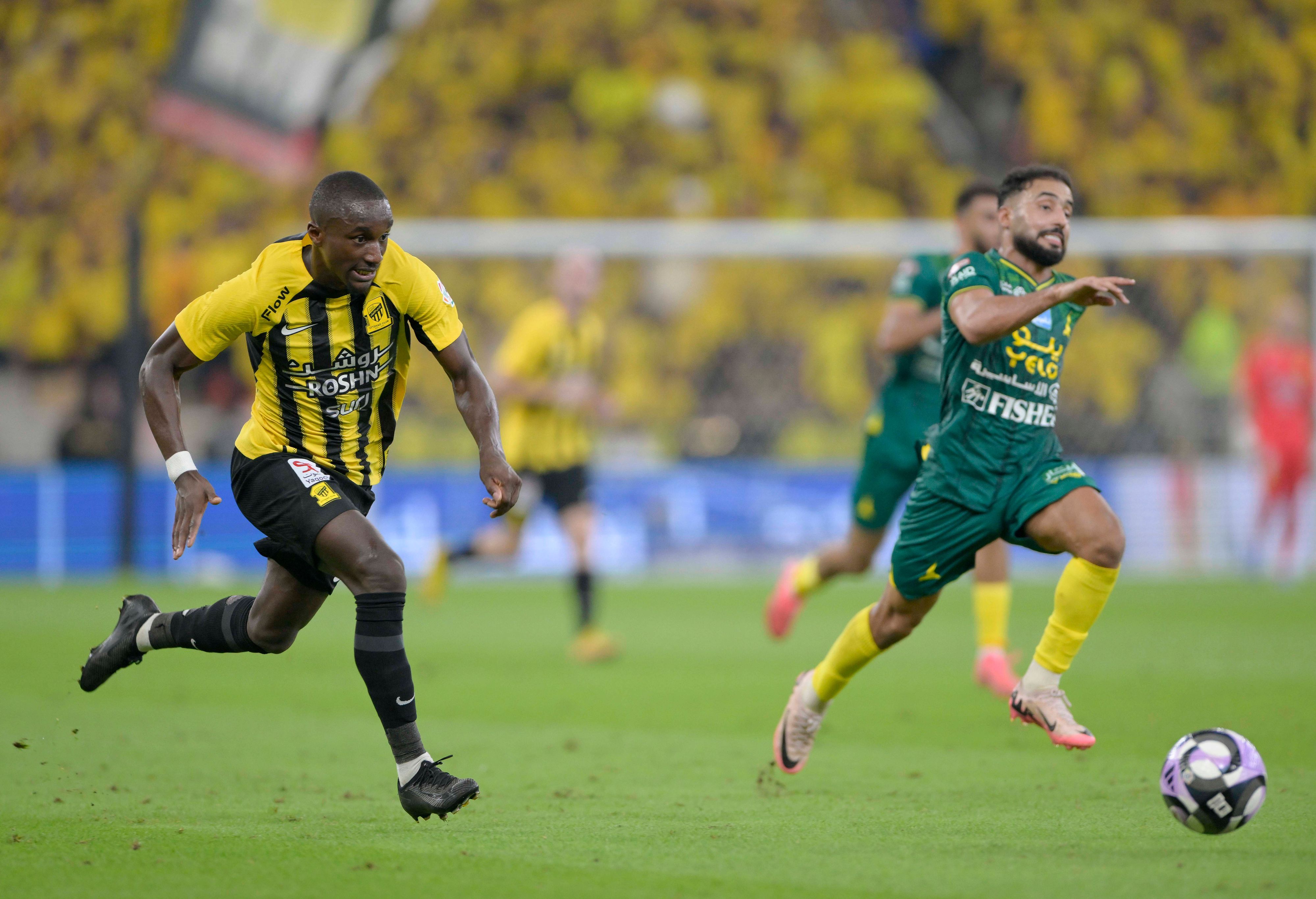 Moussa Diaby (l.) am Ball.