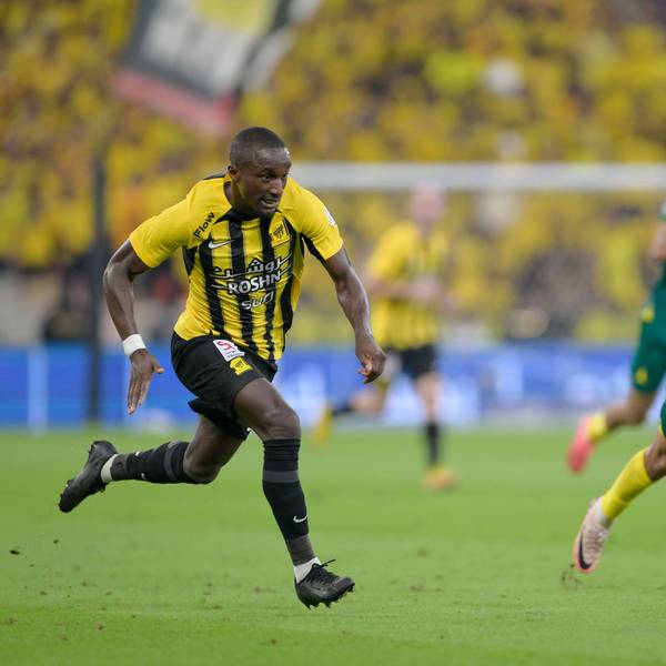Moussa Diaby (l.) am Ball.