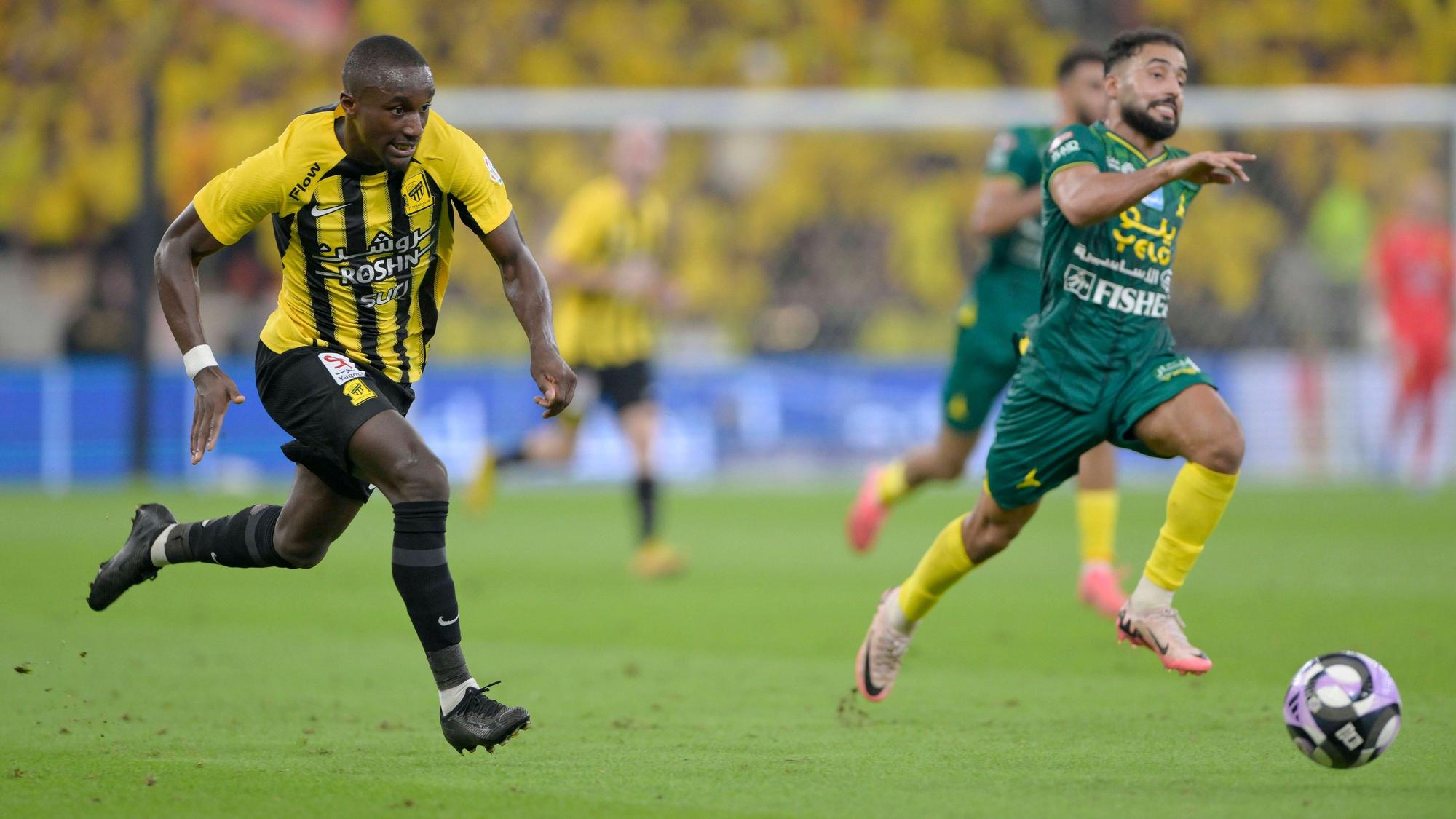 Moussa Diaby (l.) am Ball.