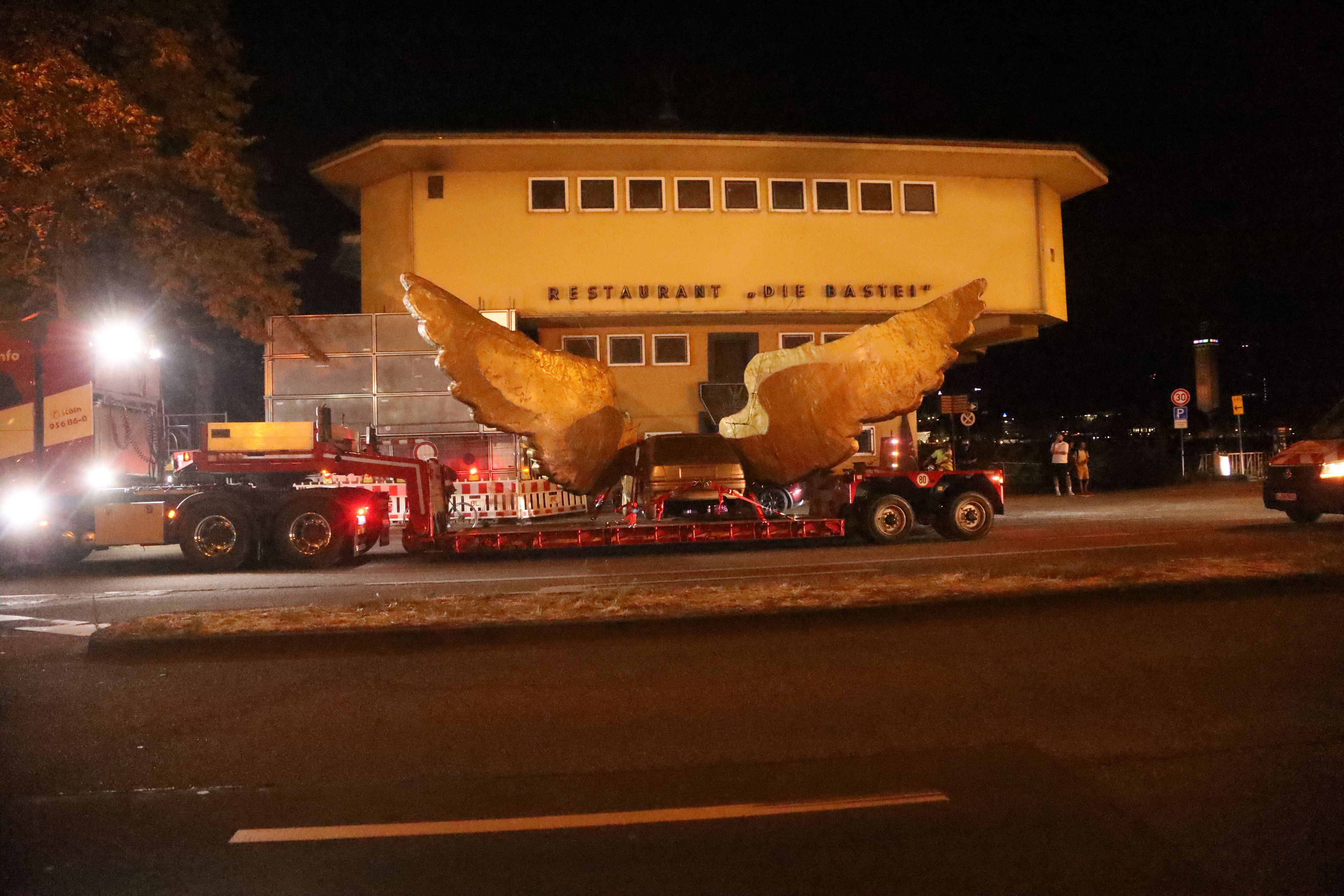 13.08.2026, Köln: Der „Goldene Vogel“, eine meist nur als  „Flügelauto“ bezeichnete Skulptur des Künstlers HA Schult, wird von seinem Platz auf dem Treppenturm des historischen Zeughauses entfernt. Dort war es seit 1991 platziert. Nach einer Restauration soll es an anderer Stelle wieder aufgestellt werden.  Foto: Arton Krasniqi