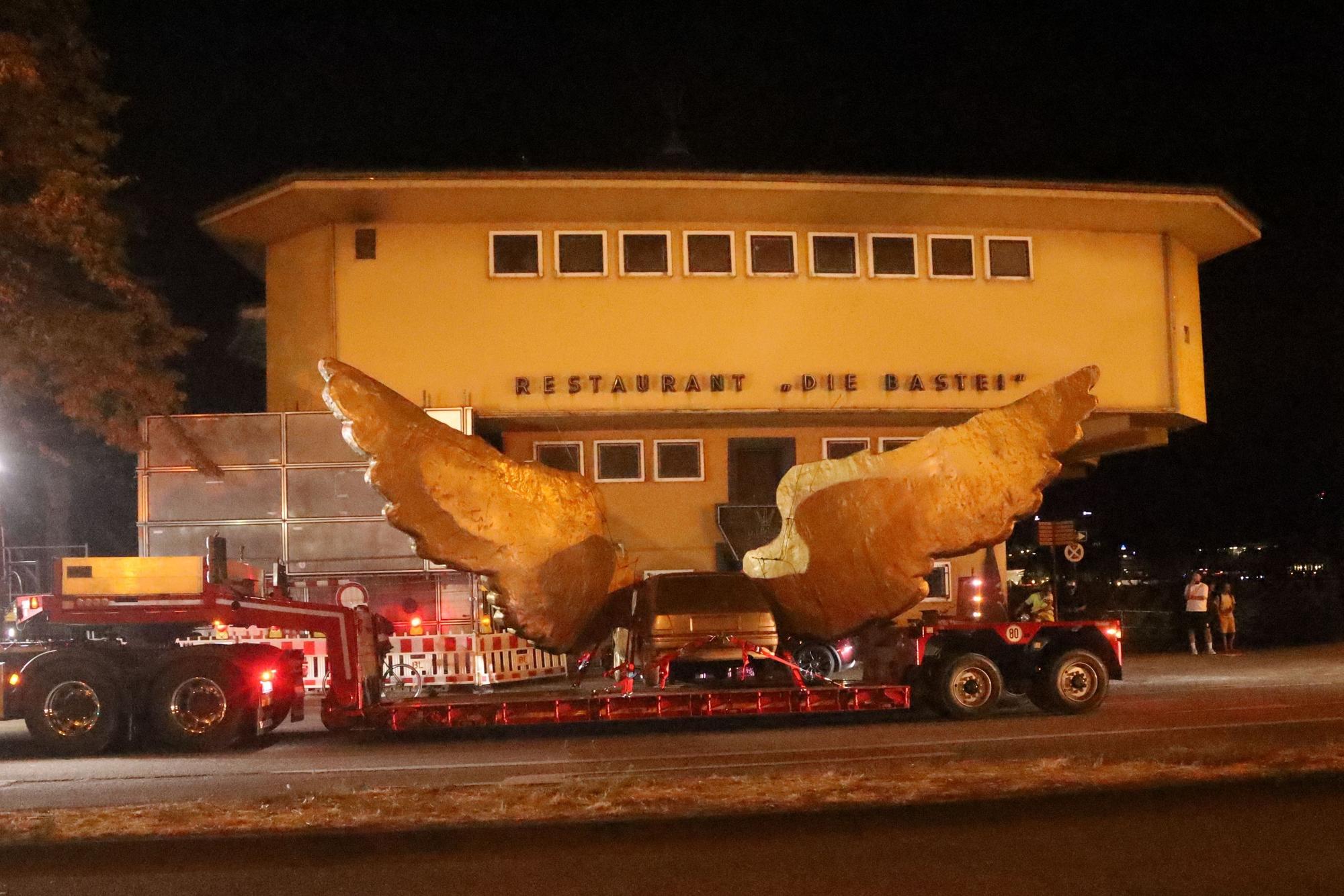 13.08.2026, Köln: Der „Goldene Vogel“, eine meist nur als „Flügelauto“ bezeichnete Skulptur des Künstlers HA Schult, wird von seinem Platz auf dem Treppenturm des historischen Zeughauses entfernt. Dort war es seit 1991 platziert. Nach einer Restauration soll es an anderer Stelle wieder aufgestellt werden. Foto: Arton Krasniqi